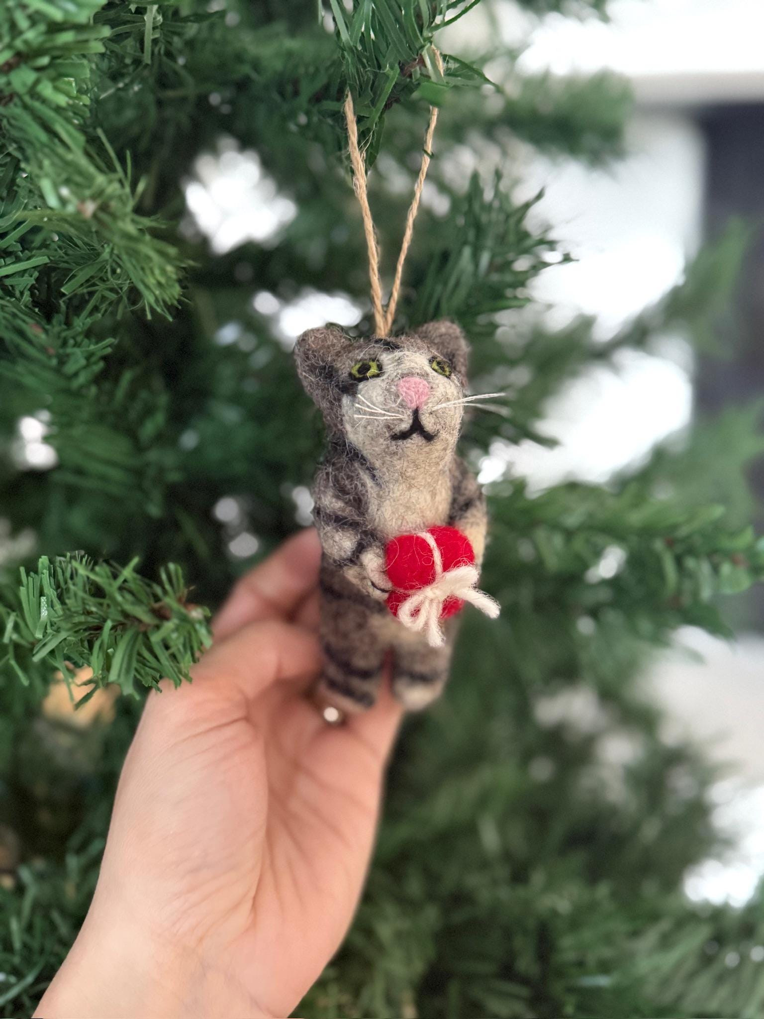 Weihnachtsanhänger Katze mit Geschenk I Christbaumschmuck Weihnachtsdeko I Winter Weihnachtsbaum I Weihnachtskatze