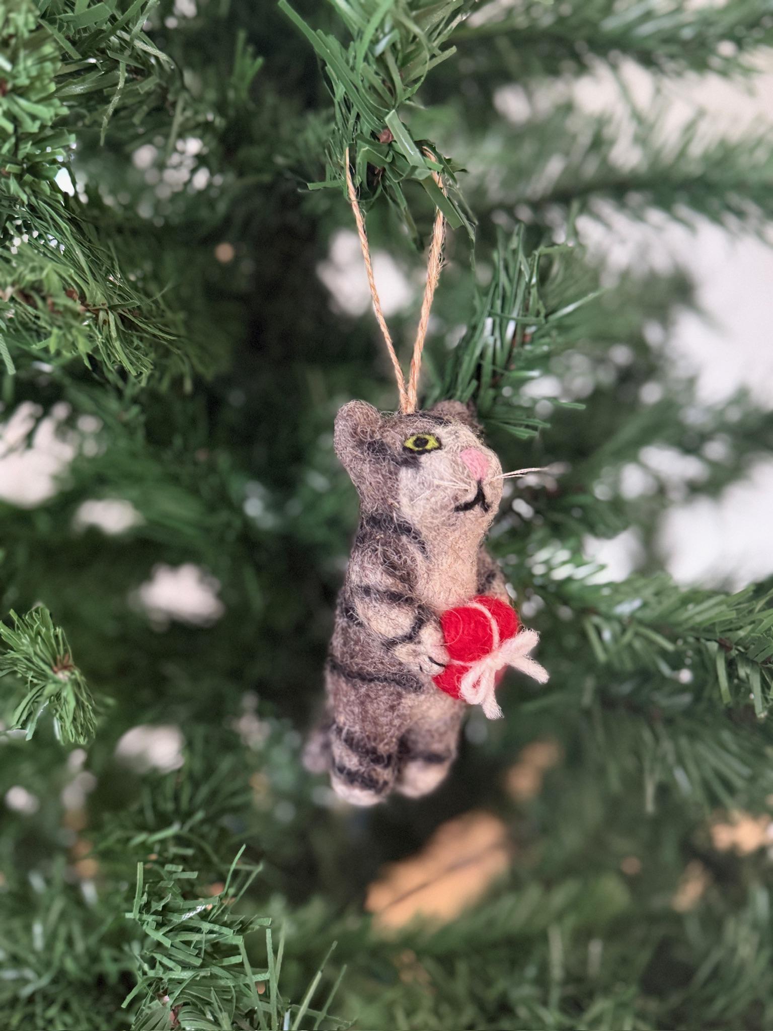 Weihnachtsanhänger Katze mit Geschenk I Christbaumschmuck Weihnachtsdeko I Winter Weihnachtsbaum I Weihnachtskatze