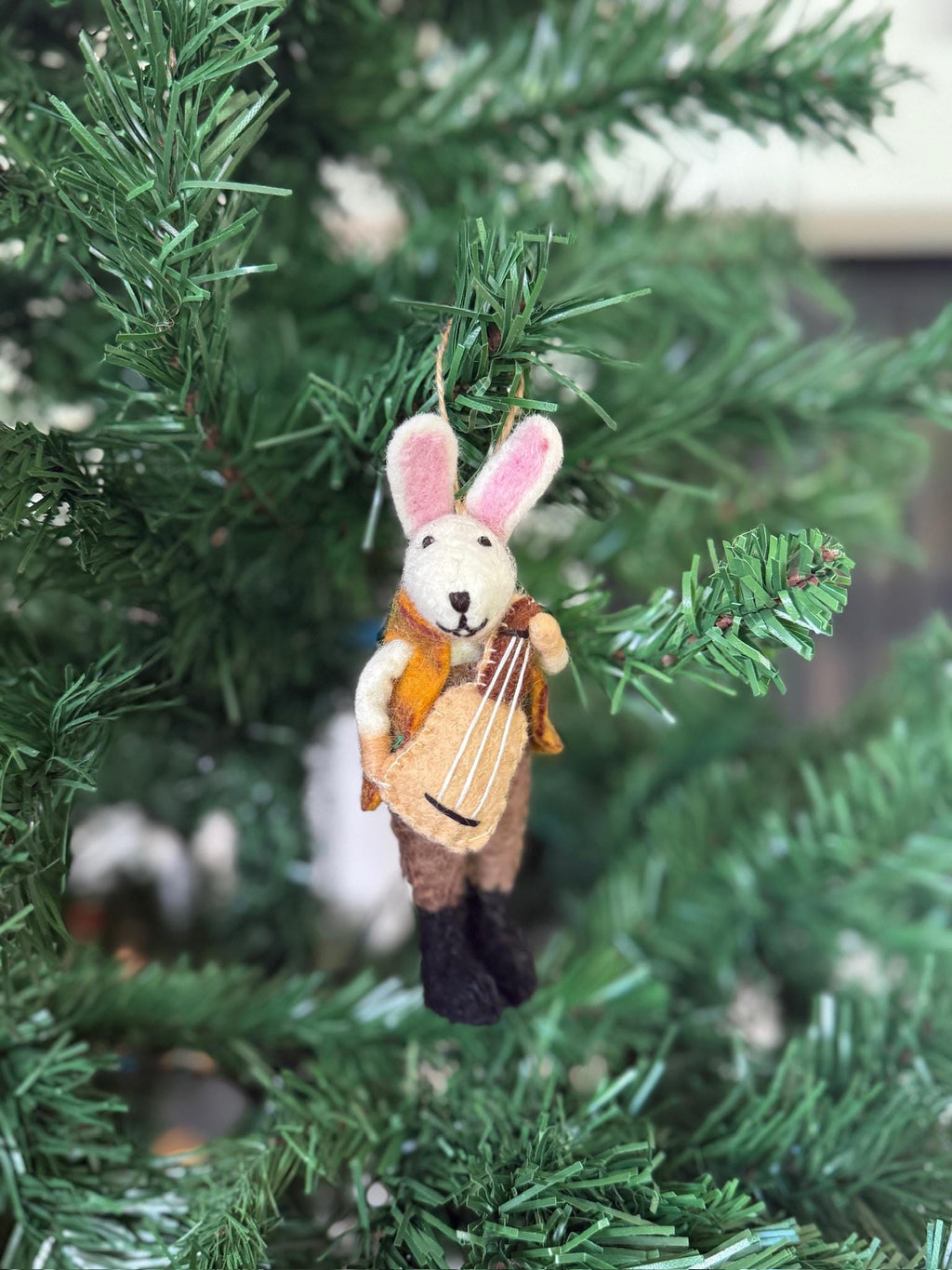 Hase mit Gitarre – Handgemachter Ganzjahresanhänger aus Nepal I Osterschmuck I Osterdeko I Weihnachtsdeko I Christbaumschmuck