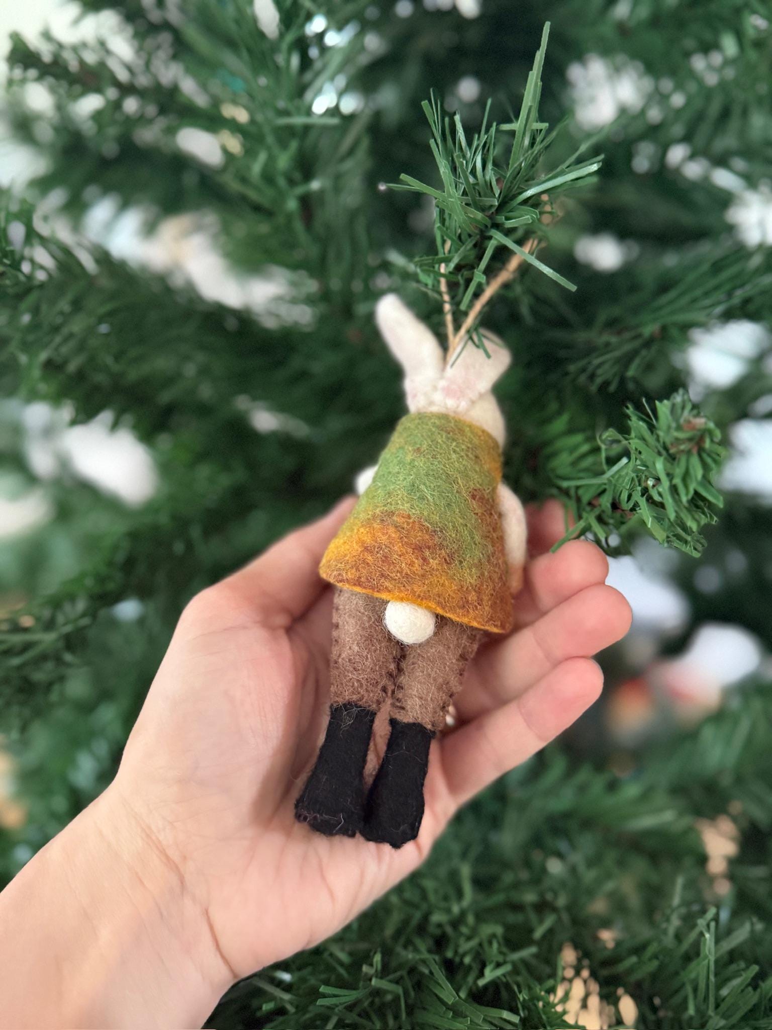 Hase mit Gitarre – Handgemachter Ganzjahresanhänger aus Nepal I Osterschmuck I Osterdeko I Weihnachtsdeko I Christbaumschmuck