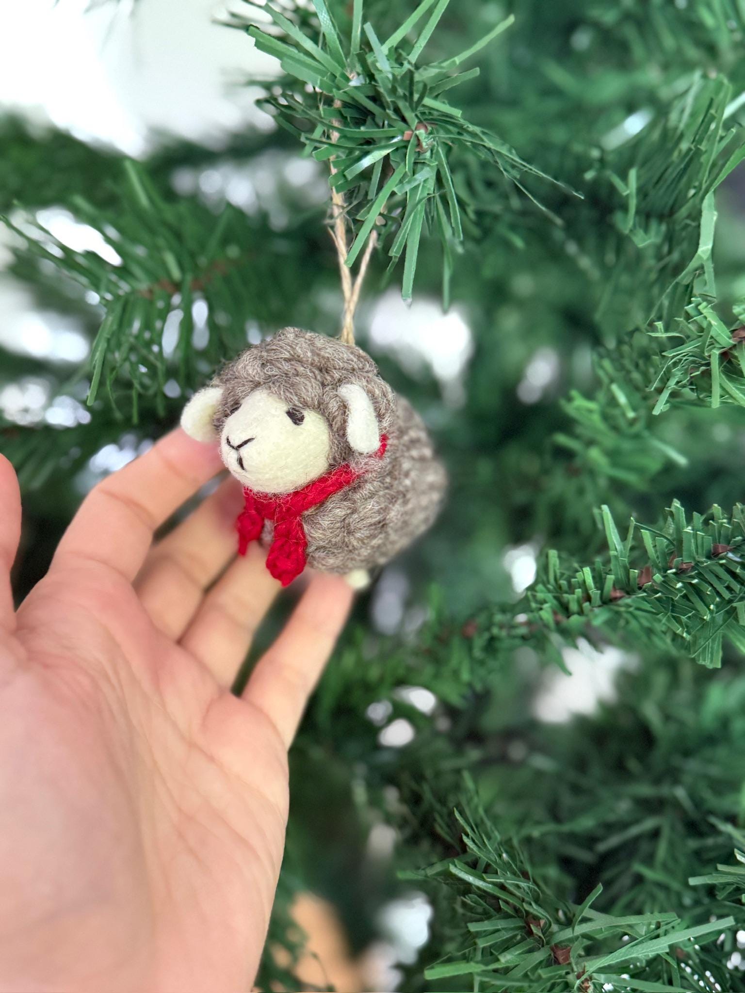 Weihnachtsanhänger Schaf grau mit Schal I Christbaumschmuck Weihnachtsdeko I Winter Weihnachtsbaum I Weihnachtsschaf