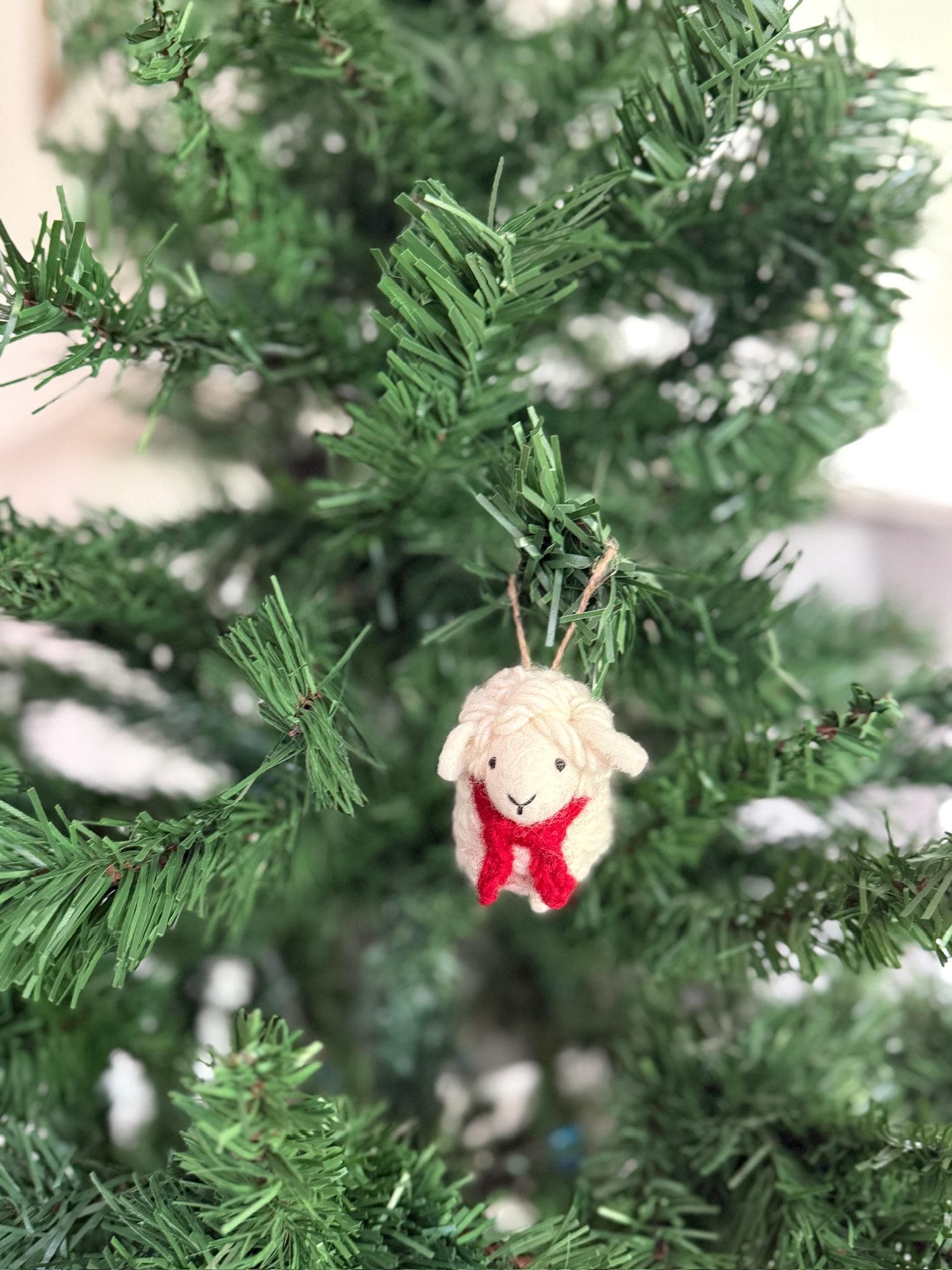 Weihnachtsanhänger Schaf weiß mit Schal I Christbaumschmuck Weihnachtsdeko I Winter Weihnachtsbaum I Weihnachtsschaf