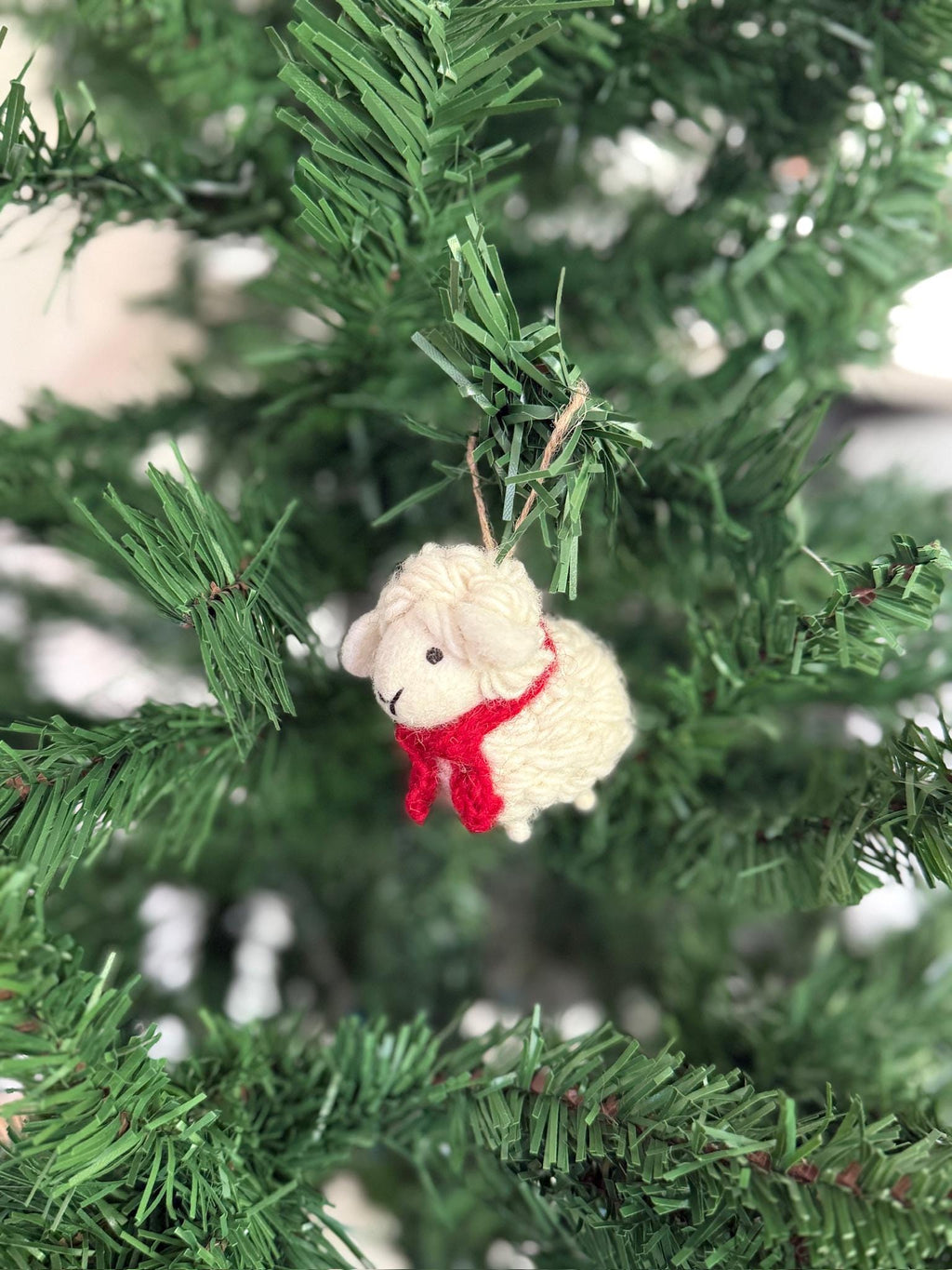 Weihnachtsanhänger Schaf weiß mit Schal I Christbaumschmuck Weihnachtsdeko I Winter Weihnachtsbaum I Weihnachtsschaf