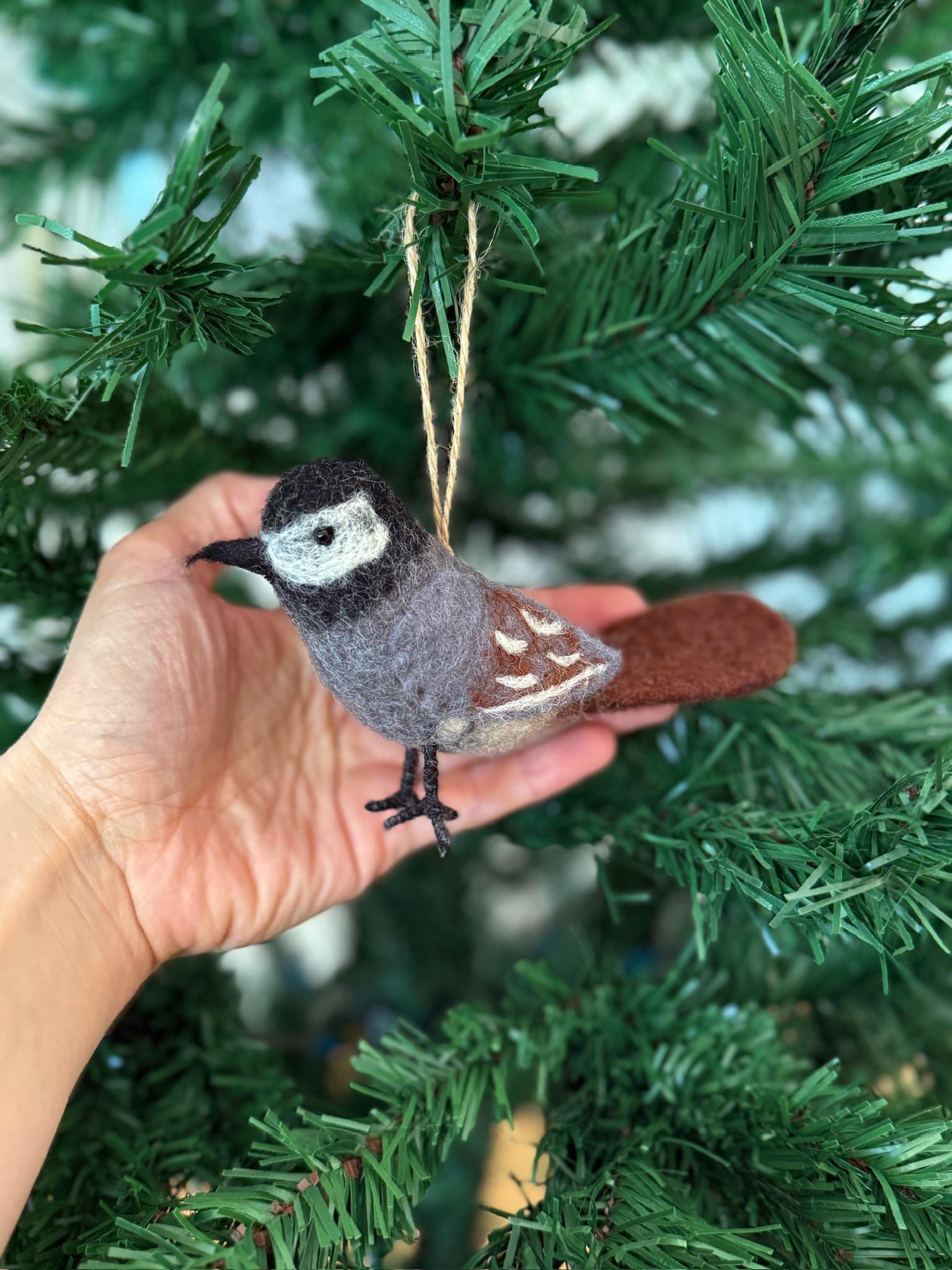 Filzanhänger Bachstelze I Christbaumschmuck I Weihnachtsdeko I Winterdeko I Weihnachtsbaum I Frühlingsdeko I Vogeldeko I Naturdeko I Fair
