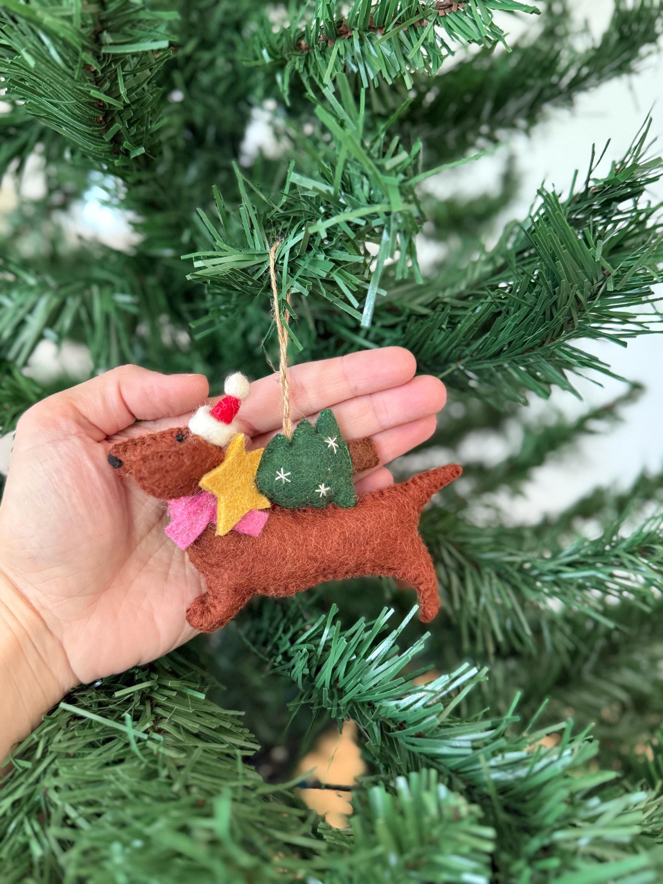Weihnachtsanhänger Dackel aus Filz I Filz Christbaumschmuck I Weihnachtsdeko I Weihnachtsdackel mit Mütze und Weihnachtsbaum I Hundeanhänger