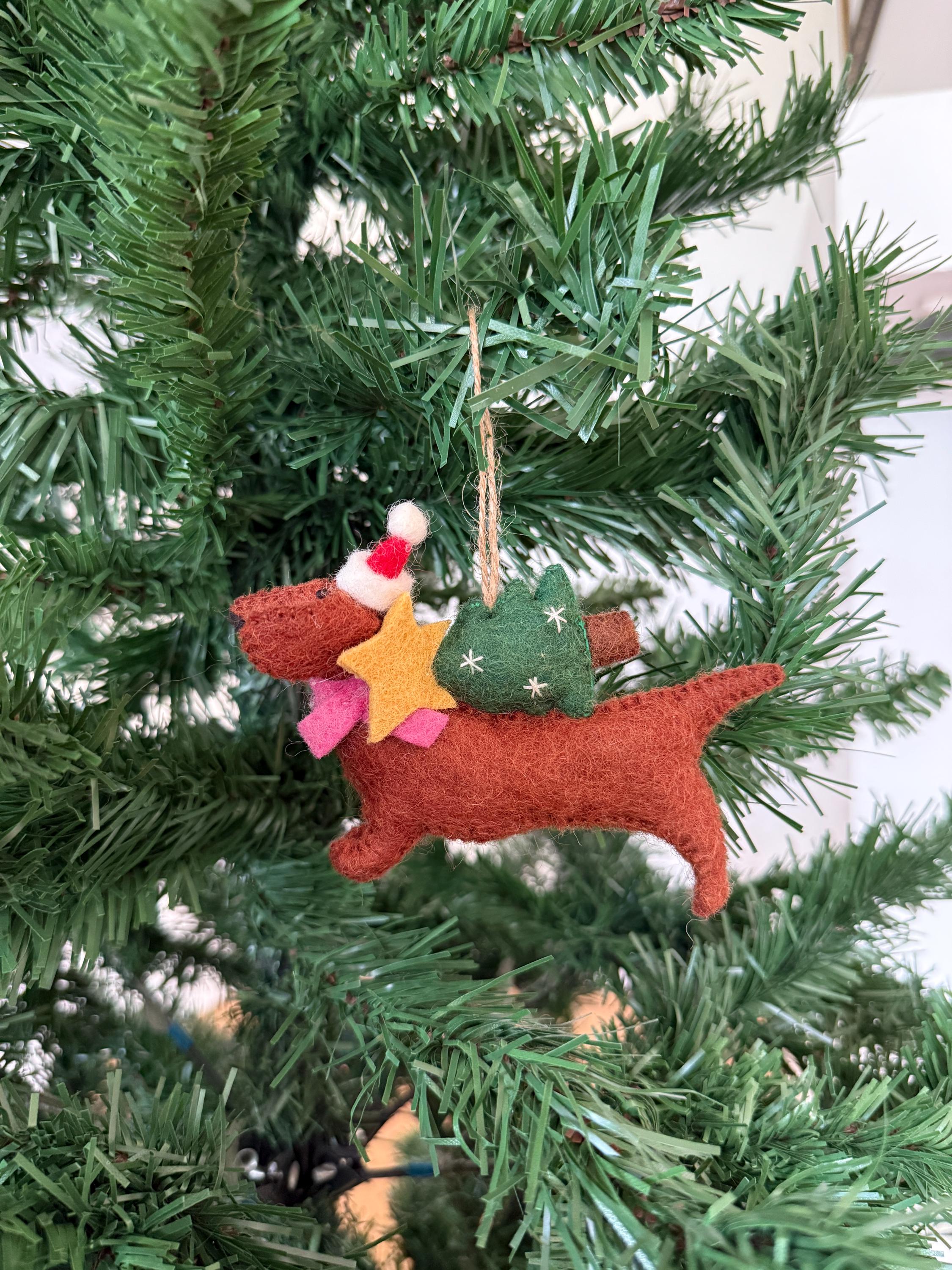 Weihnachtsanhänger Dackel aus Filz I Filz Christbaumschmuck I Weihnachtsdeko I Weihnachtsdackel mit Mütze und Weihnachtsbaum I Hundeanhänger