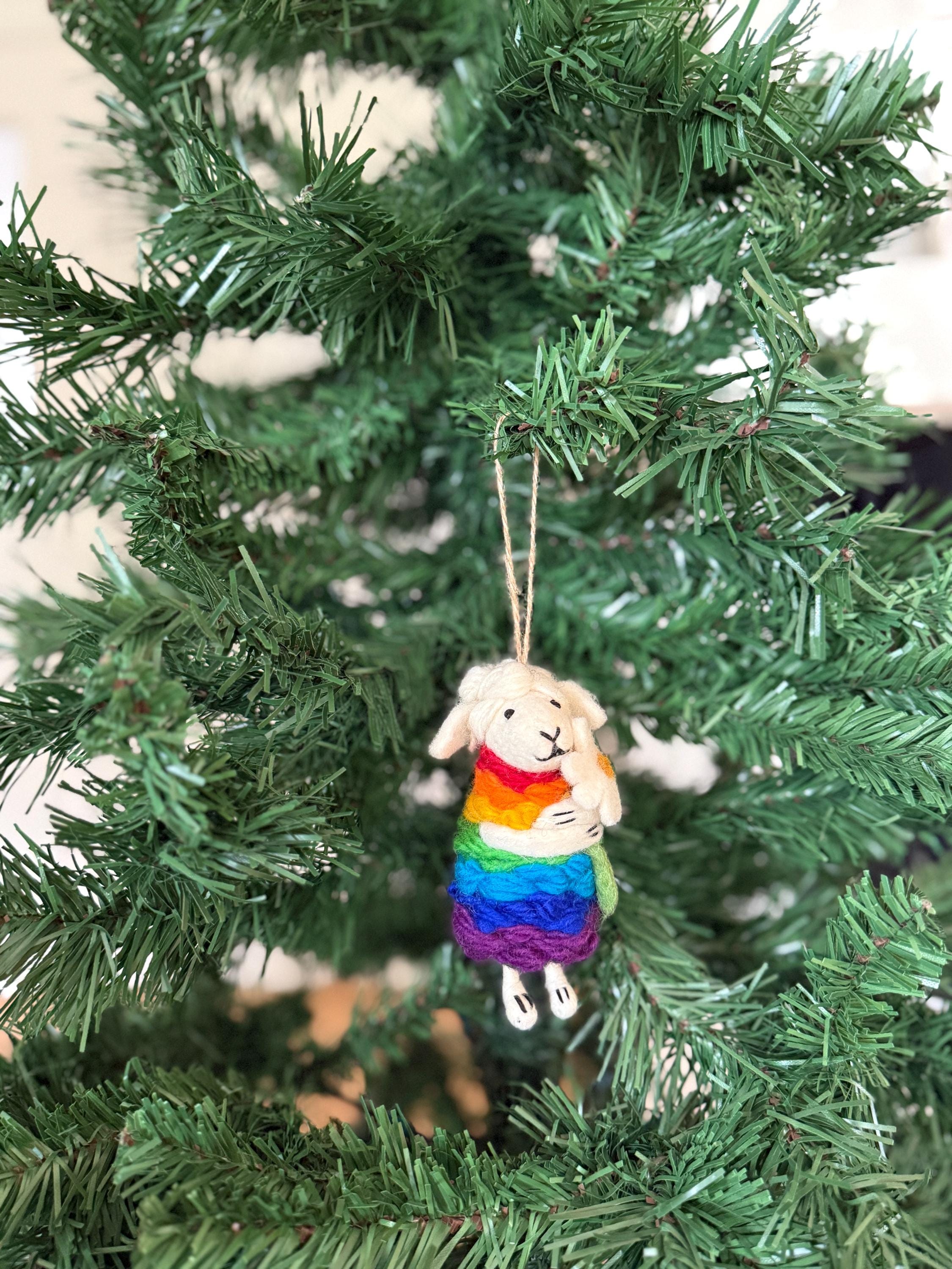Weihnachtsanhänger Regenbogenschaf mit Blume I Christbaumschmuck Weihnachtsdeko I Winter Weihnachtsbaum I Weihnachtsschaf I Pride