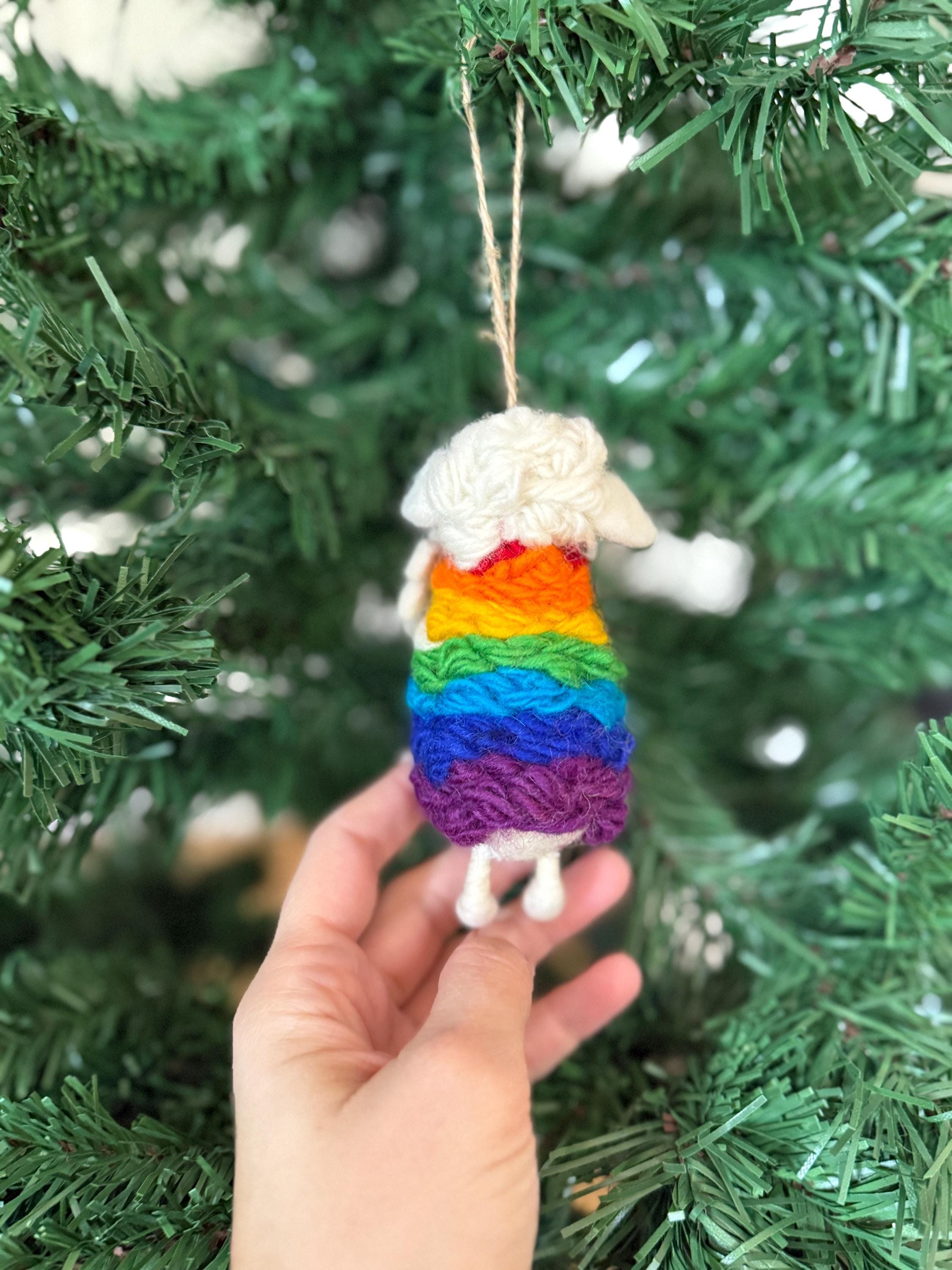 Weihnachtsanhänger Regenbogenschaf mit Blume I Christbaumschmuck Weihnachtsdeko I Winter Weihnachtsbaum I Weihnachtsschaf I Pride