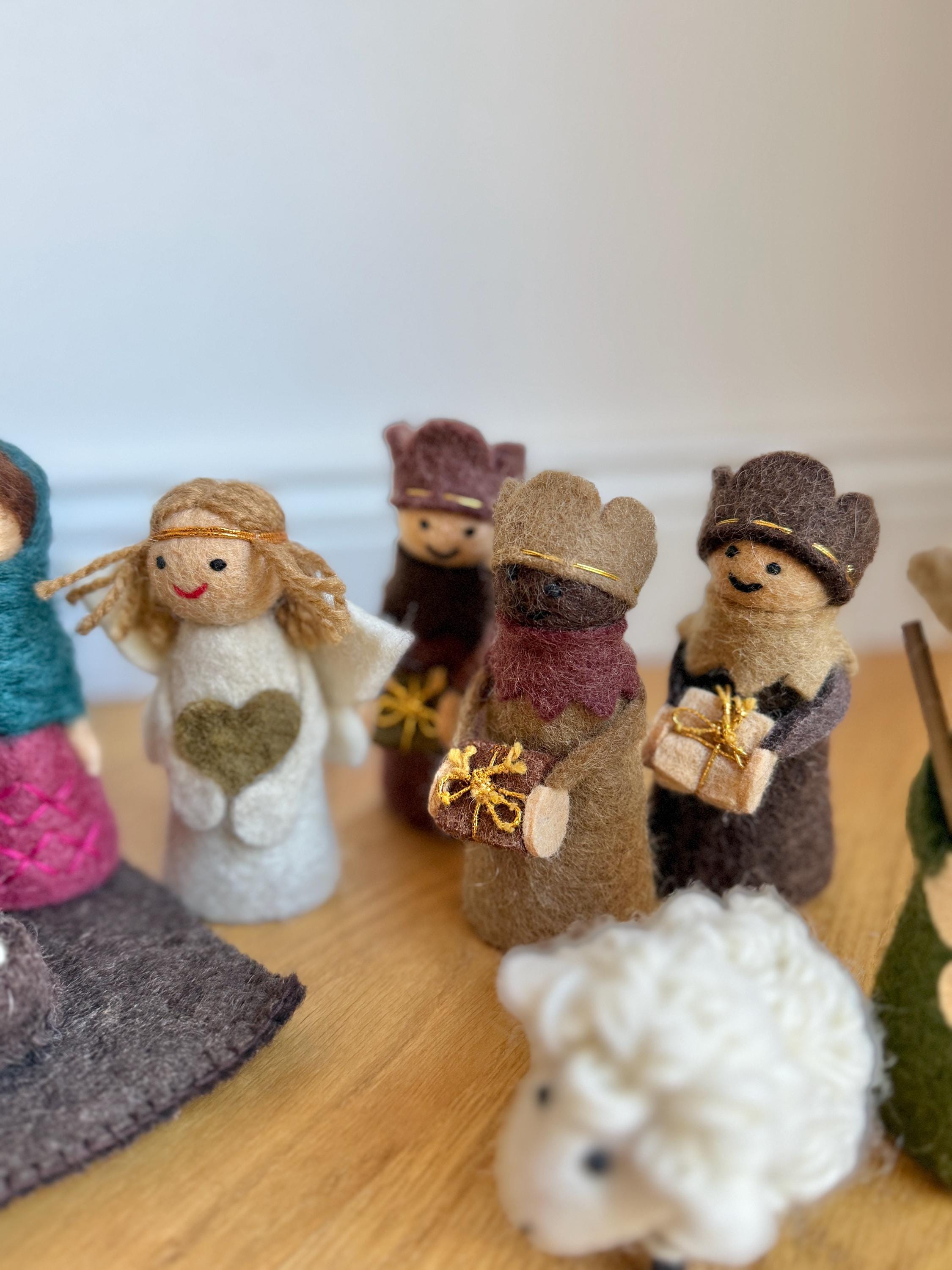 Weihnachtskrippe aus Filz I Weihnachtsdeko I handgemacht I Maria und Josef I Stall I Heilige 3 Könige I Jesuskind