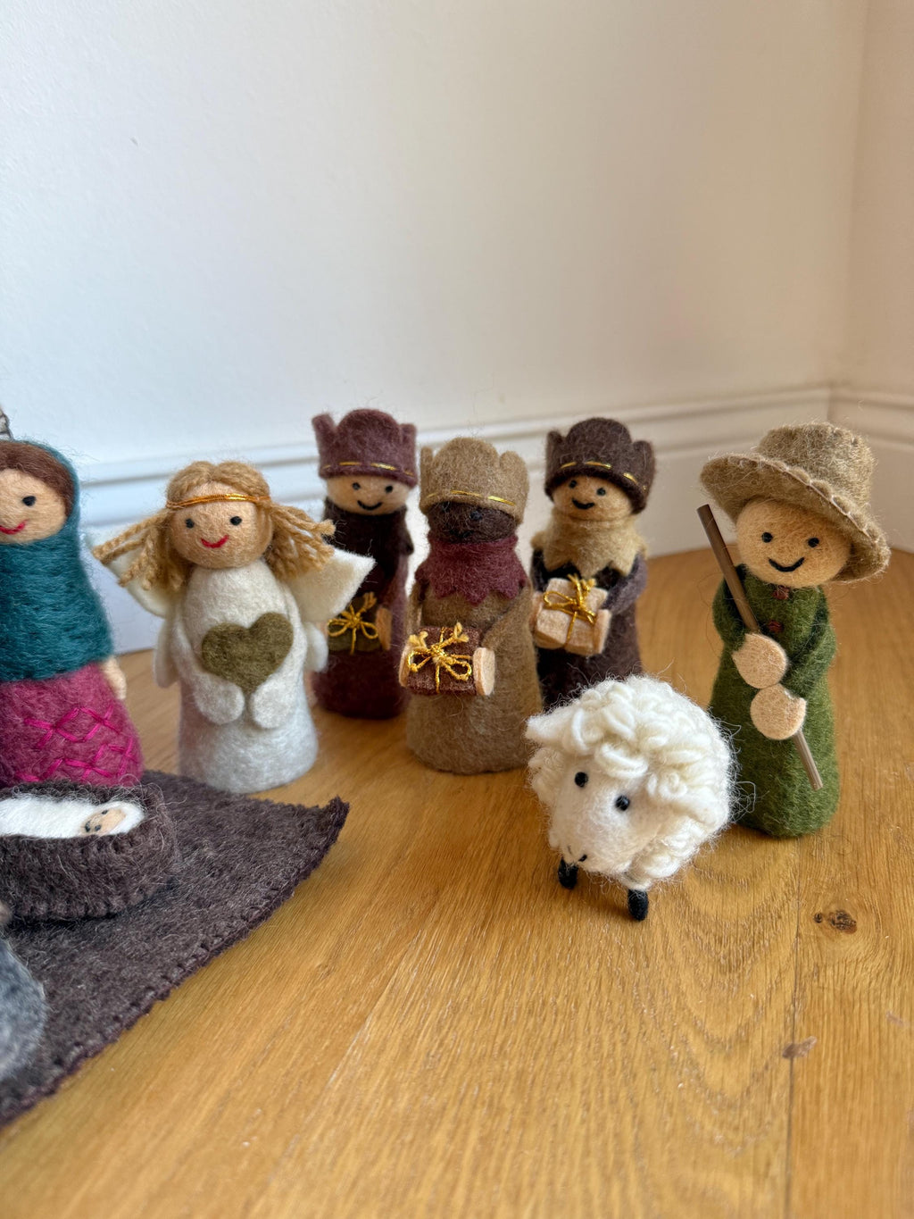Weihnachtskrippe aus Filz I Weihnachtsdeko I handgemacht I Maria und Josef I Stall I Heilige 3 Könige I Jesuskind