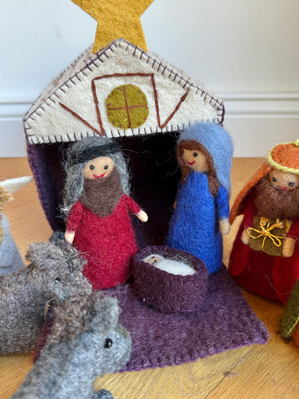 Weihnachtskrippe aus Filz I Weihnachtsdeko I handgemacht I Maria und Josef I Stall I Heilige 3 Könige I Jesuskind