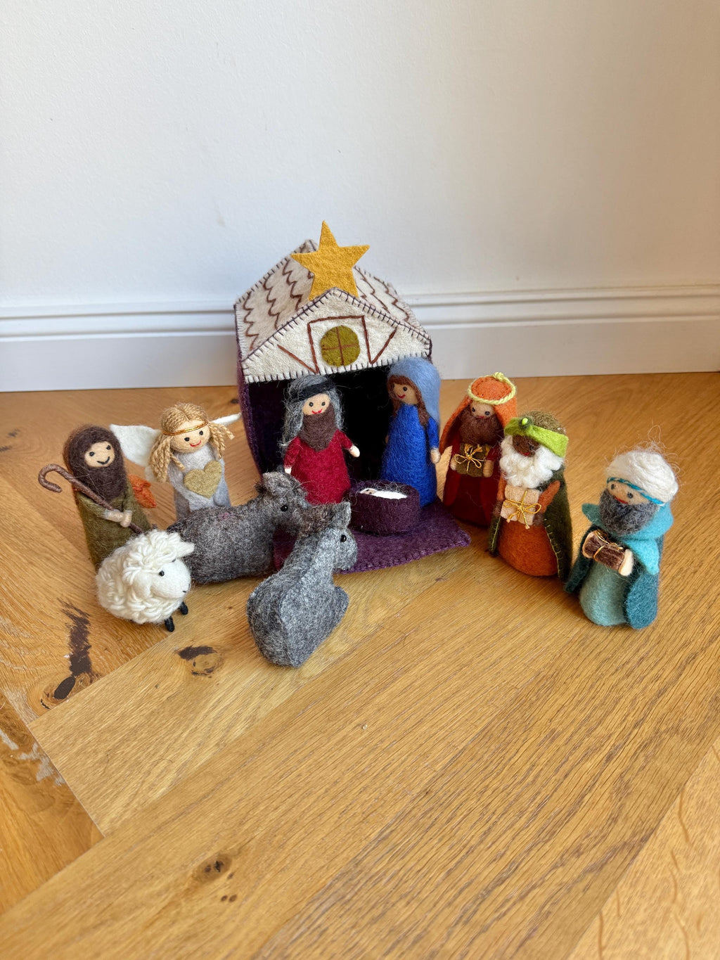 Weihnachtskrippe aus Filz I Weihnachtsdeko I handgemacht I Maria und Josef I Stall I Heilige 3 Könige I Jesuskind