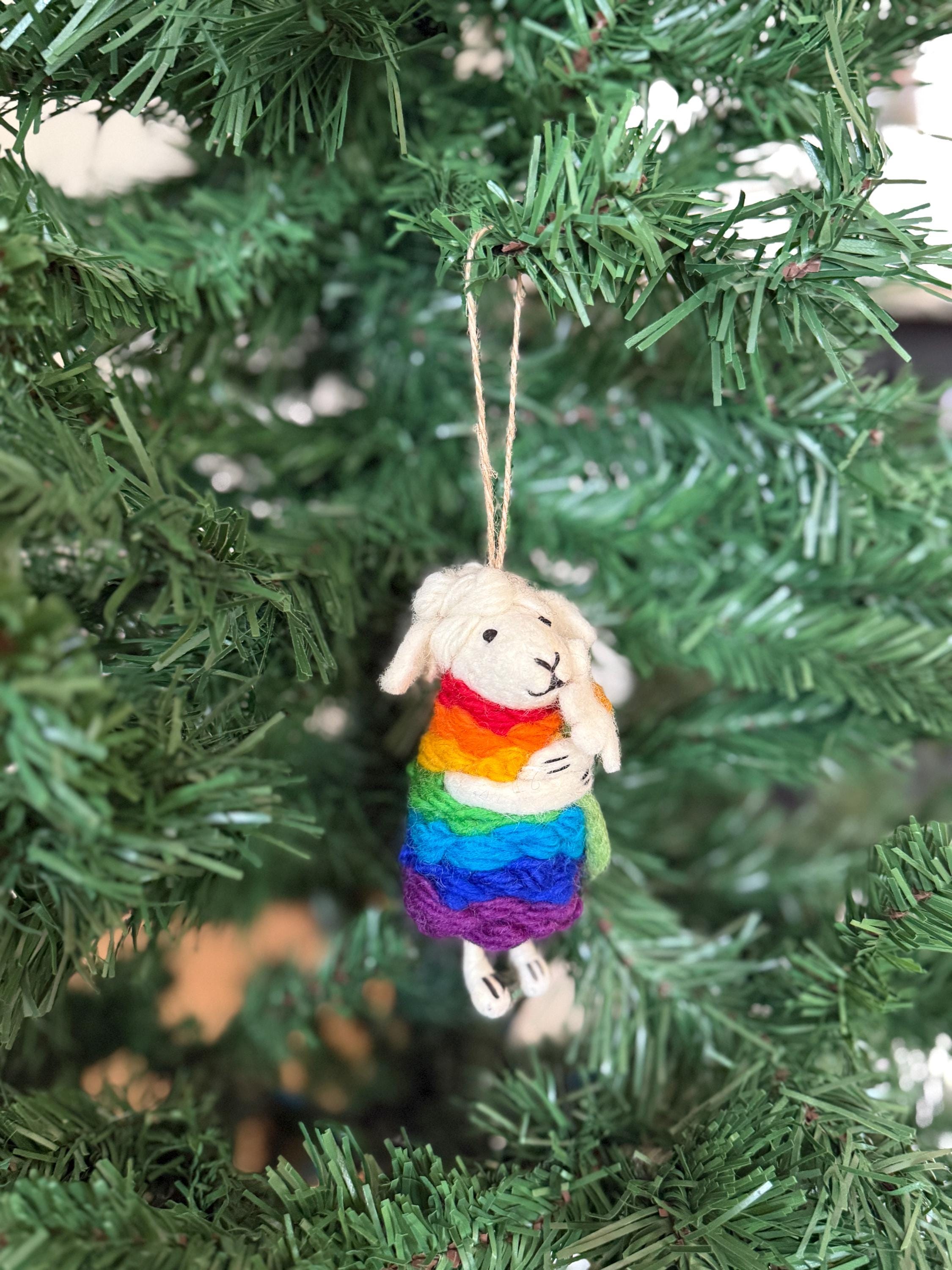 Weihnachtsanhänger Regenbogenschaf mit Blume I Christbaumschmuck Weihnachtsdeko I Winter Weihnachtsbaum I Weihnachtsschaf I Pride