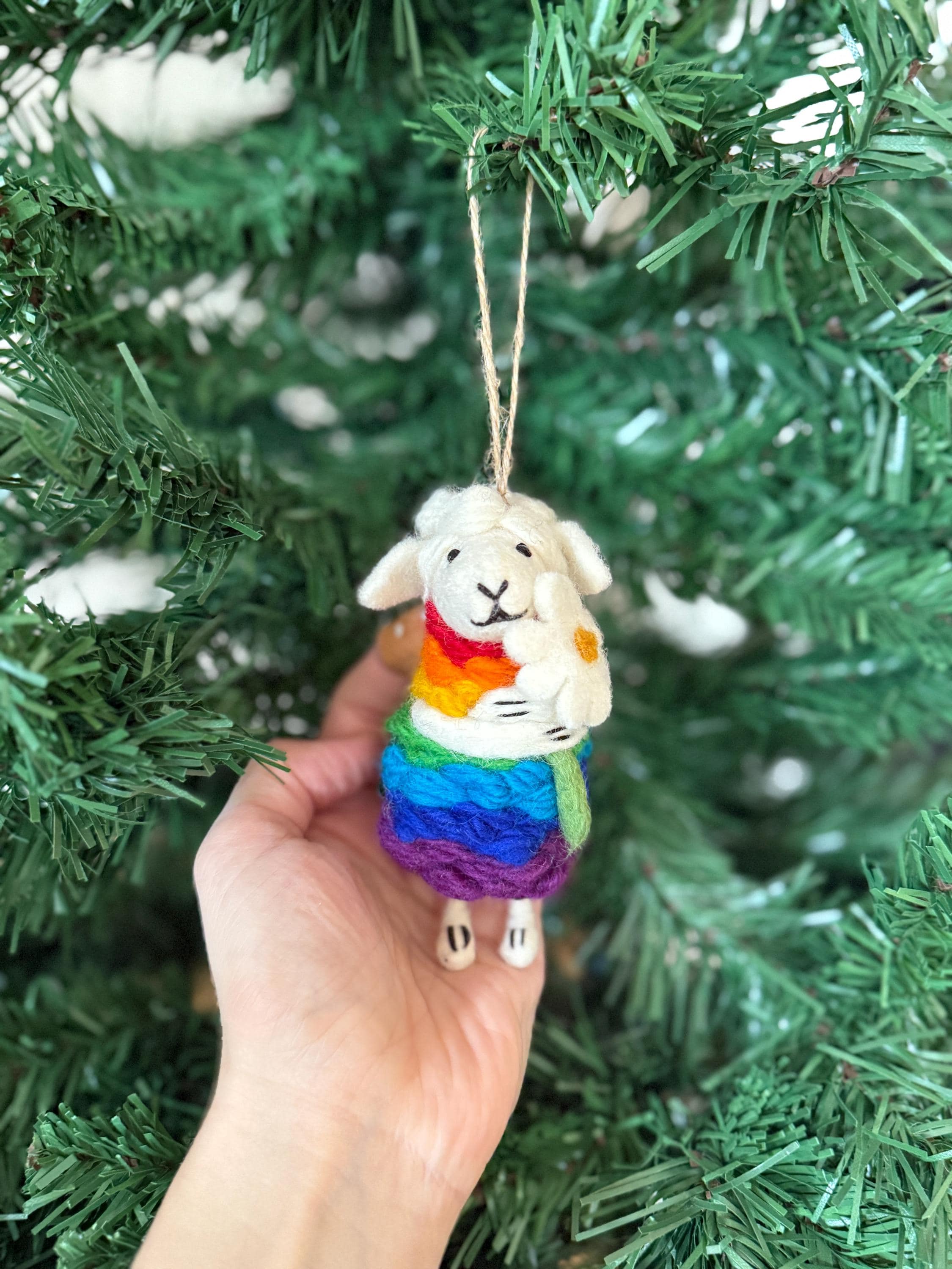 Weihnachtsanhänger Regenbogenschaf mit Blume I Christbaumschmuck Weihnachtsdeko I Winter Weihnachtsbaum I Weihnachtsschaf I Pride