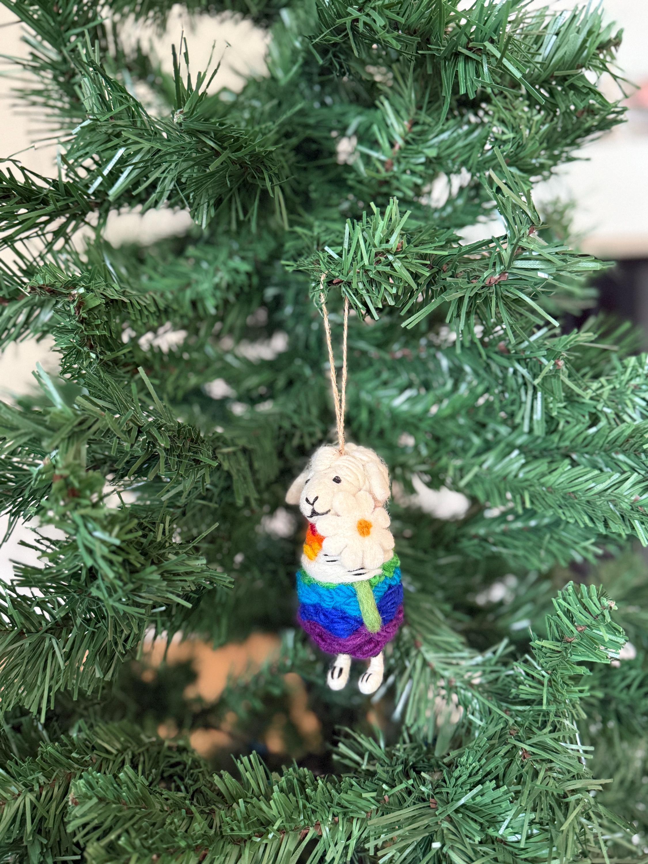 Weihnachtsanhänger Regenbogenschaf mit Blume I Christbaumschmuck Weihnachtsdeko I Winter Weihnachtsbaum I Weihnachtsschaf I Pride