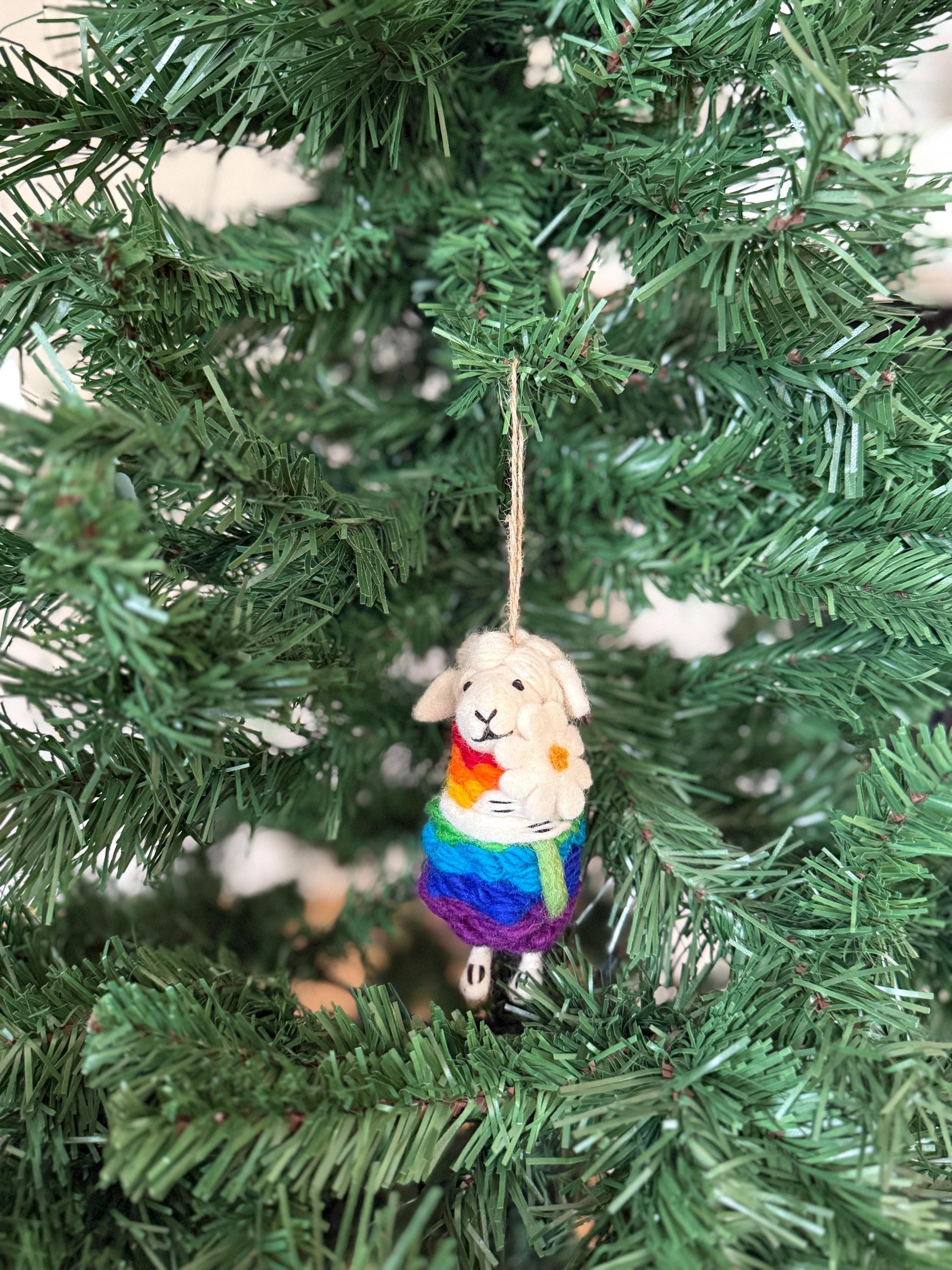 Weihnachtsanhänger Regenbogenschaf mit Blume I Christbaumschmuck Weihnachtsdeko I Winter Weihnachtsbaum I Weihnachtsschaf I Pride