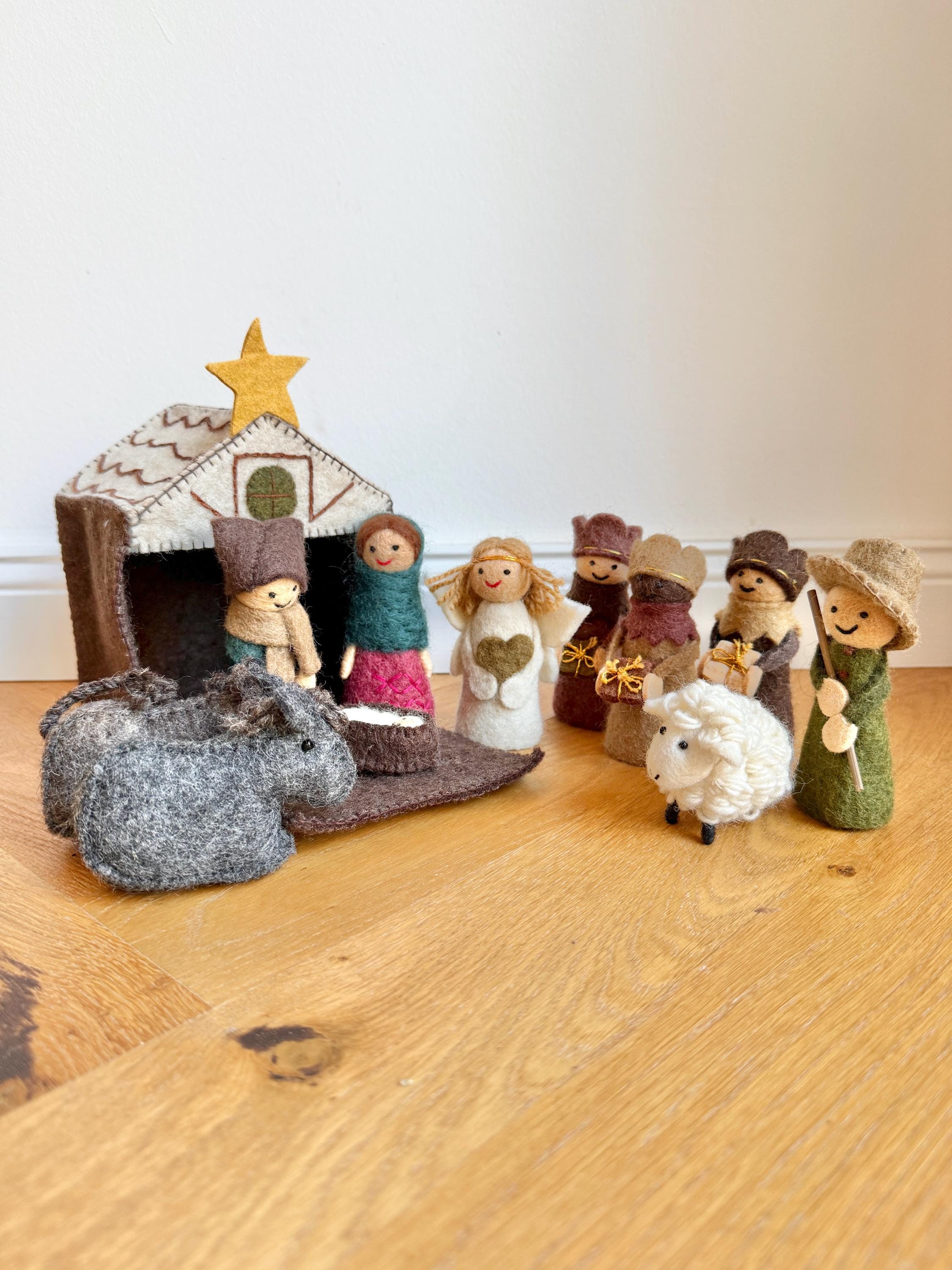 Weihnachtskrippe aus Filz I Weihnachtsdeko I handgemacht I Maria und Josef I Stall I Heilige 3 Könige I Jesuskind