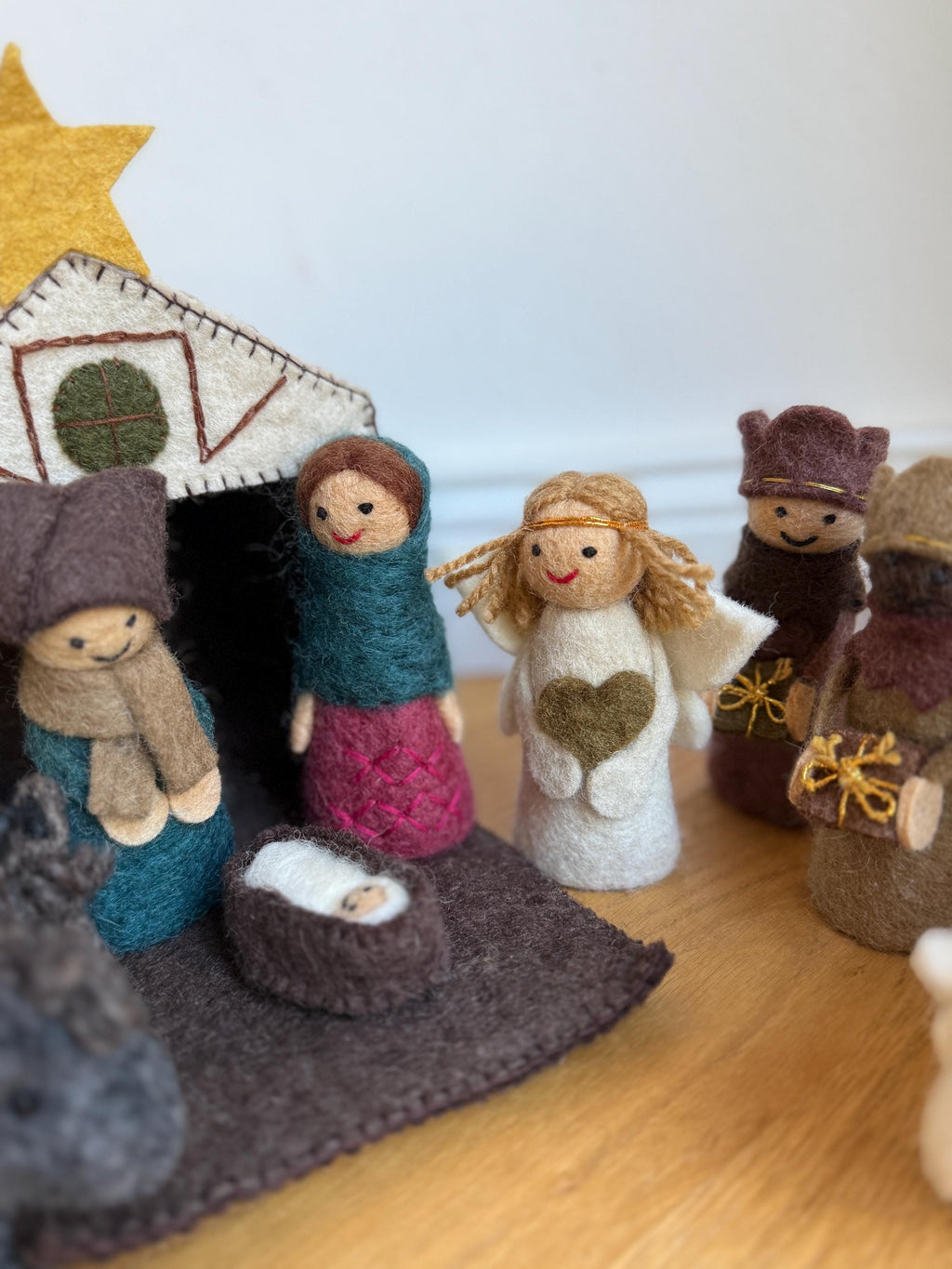 Weihnachtskrippe aus Filz I Weihnachtsdeko I handgemacht I Maria und Josef I Stall I Heilige 3 Könige I Jesuskind