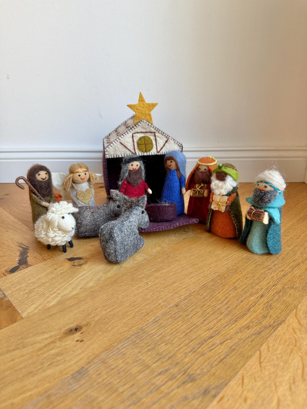 Weihnachtskrippe aus Filz I Weihnachtsdeko I handgemacht I Maria und Josef I Stall I Heilige 3 Könige I Jesuskind
