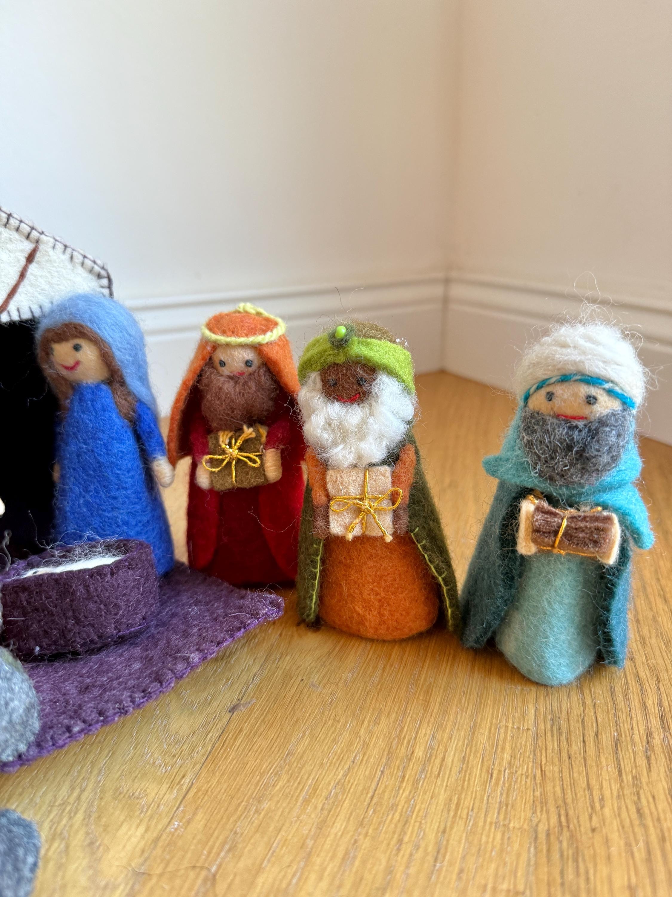 Weihnachtskrippe aus Filz I Weihnachtsdeko I handgemacht I Maria und Josef I Stall I Heilige 3 Könige I Jesuskind