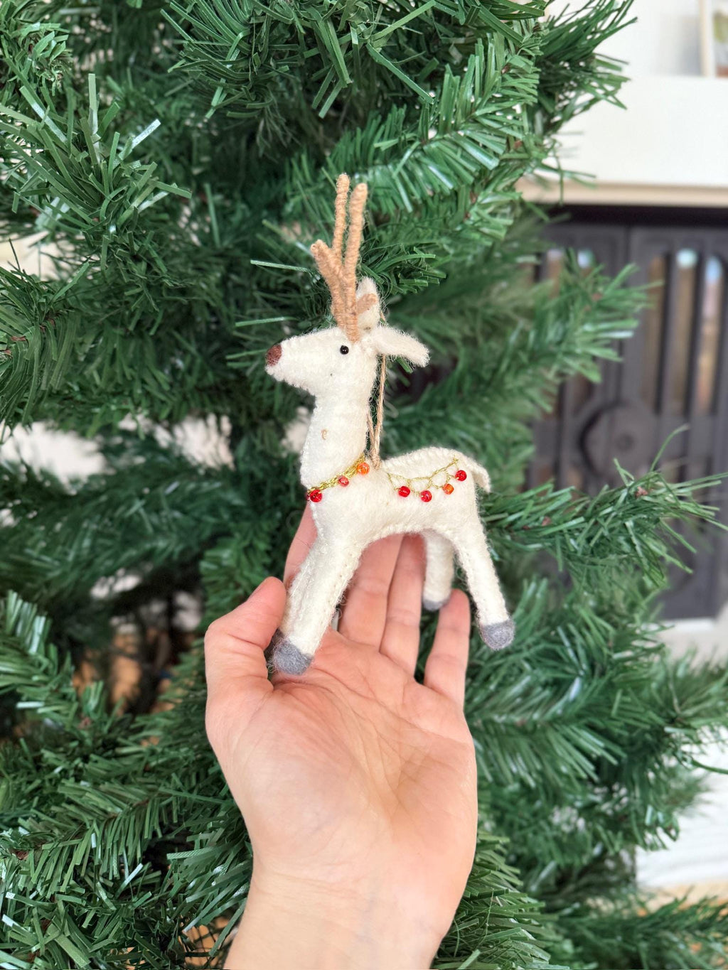 Edler Filz-Hirsch mit Perlen & Golddraht – handgefertigter Christbaumschmuck aus Nepal | Fair Trade | Nachhaltige Weihnachtsdeko mit Stil