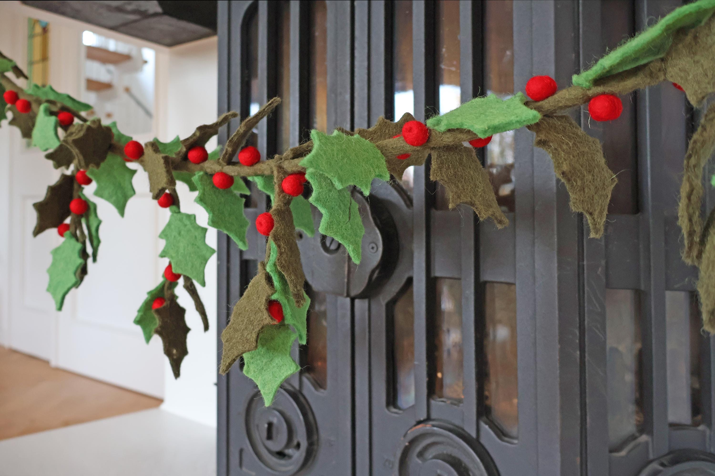 Filz-Girlande mit Stechpalmenblättern & roten Beeren – handgefertigte Weihnachtsdeko aus Nepal | Fair Trade | Nachhaltiger Christmasschmuck