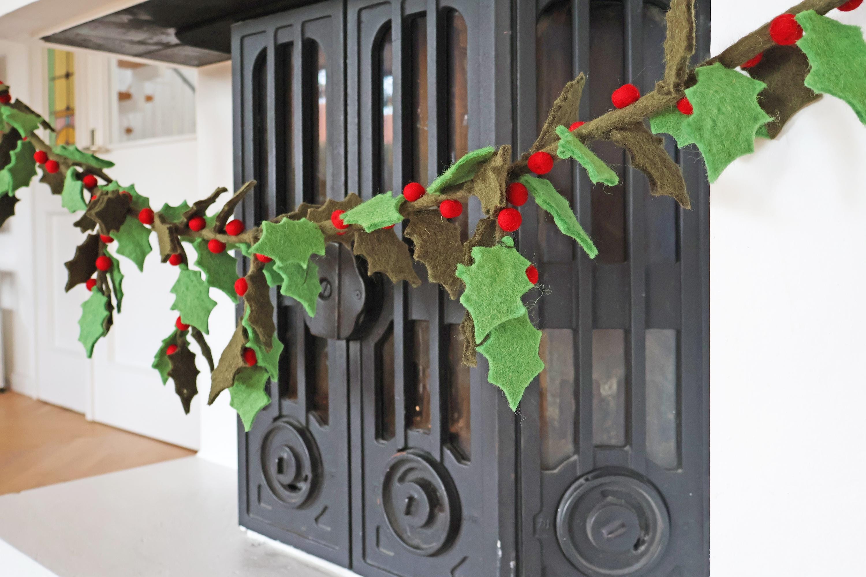 Filz-Girlande mit Stechpalmenblättern & roten Beeren – handgefertigte Weihnachtsdeko aus Nepal | Fair Trade | Nachhaltiger Christmasschmuck
