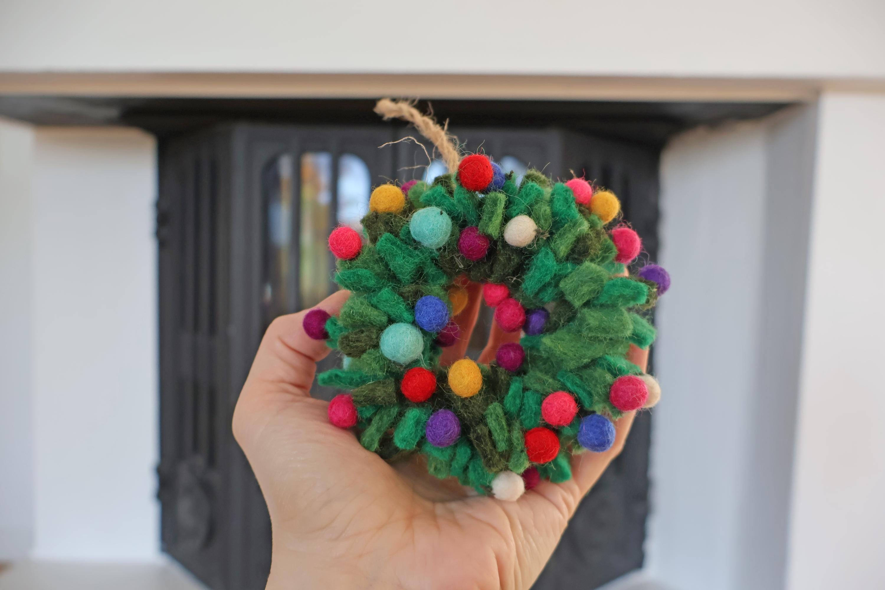Kleiner bunter Weihnachtskranz aus Filz – handgefertigter Anhänger aus Nepal | Fair Trade | Nachhaltige Weihnachtsdeko mit Herz