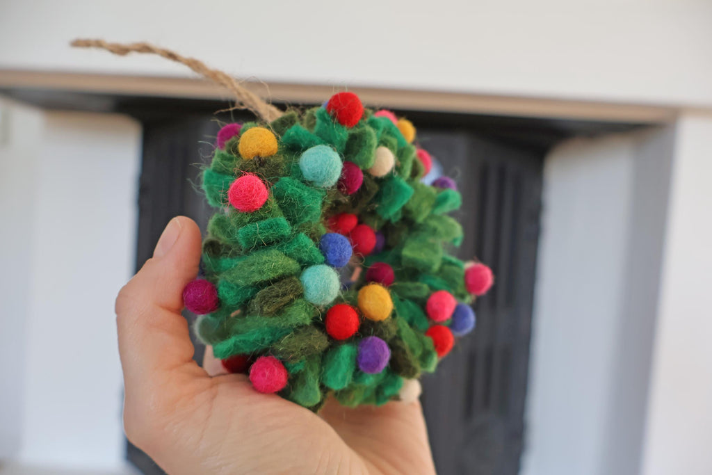 Kleiner bunter Weihnachtskranz aus Filz – handgefertigter Anhänger aus Nepal | Fair Trade | Nachhaltige Weihnachtsdeko mit Herz