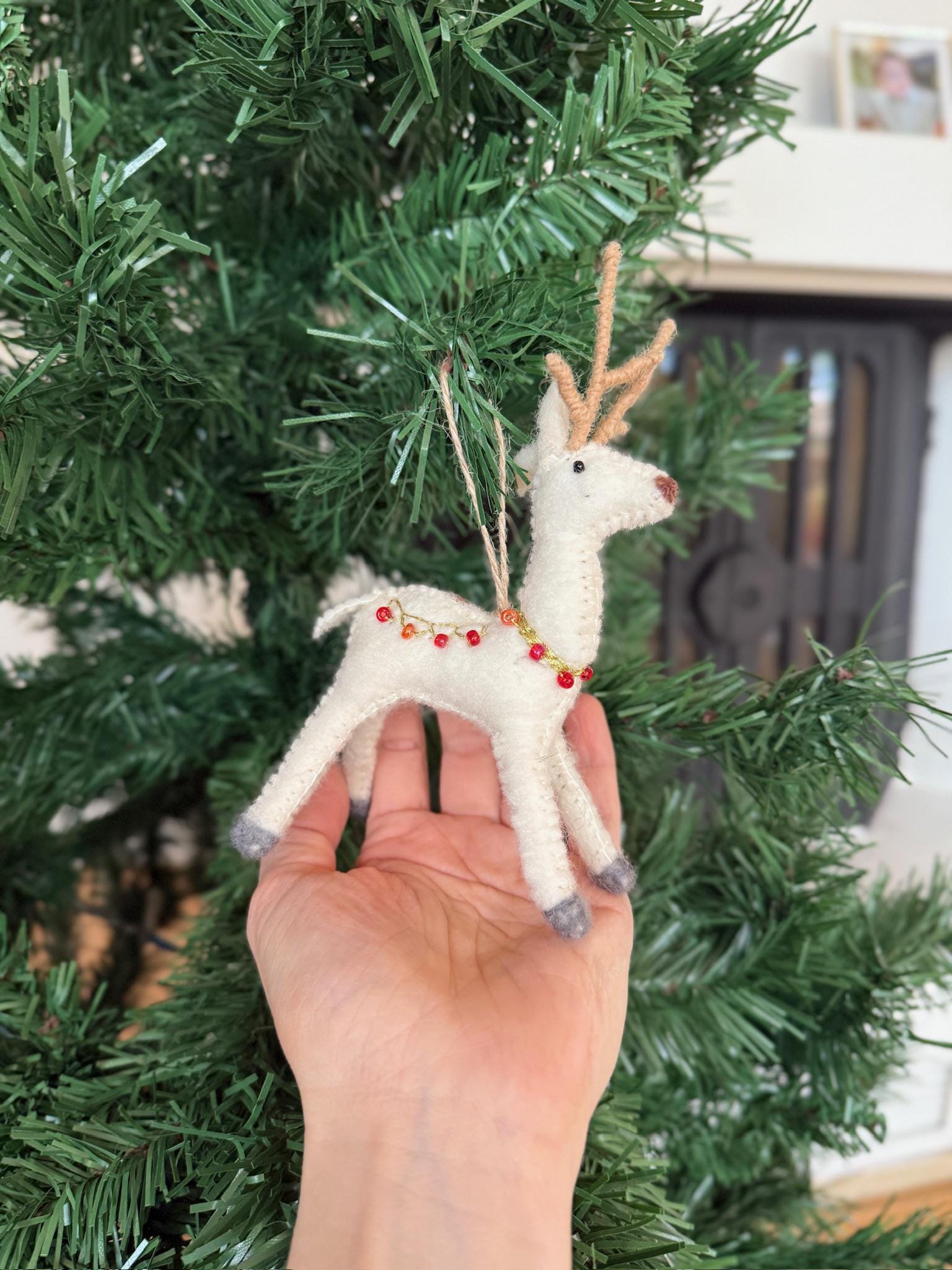 Edler Filz-Hirsch mit Perlen & Golddraht – handgefertigter Christbaumschmuck aus Nepal | Fair Trade | Nachhaltige Weihnachtsdeko mit Stil
