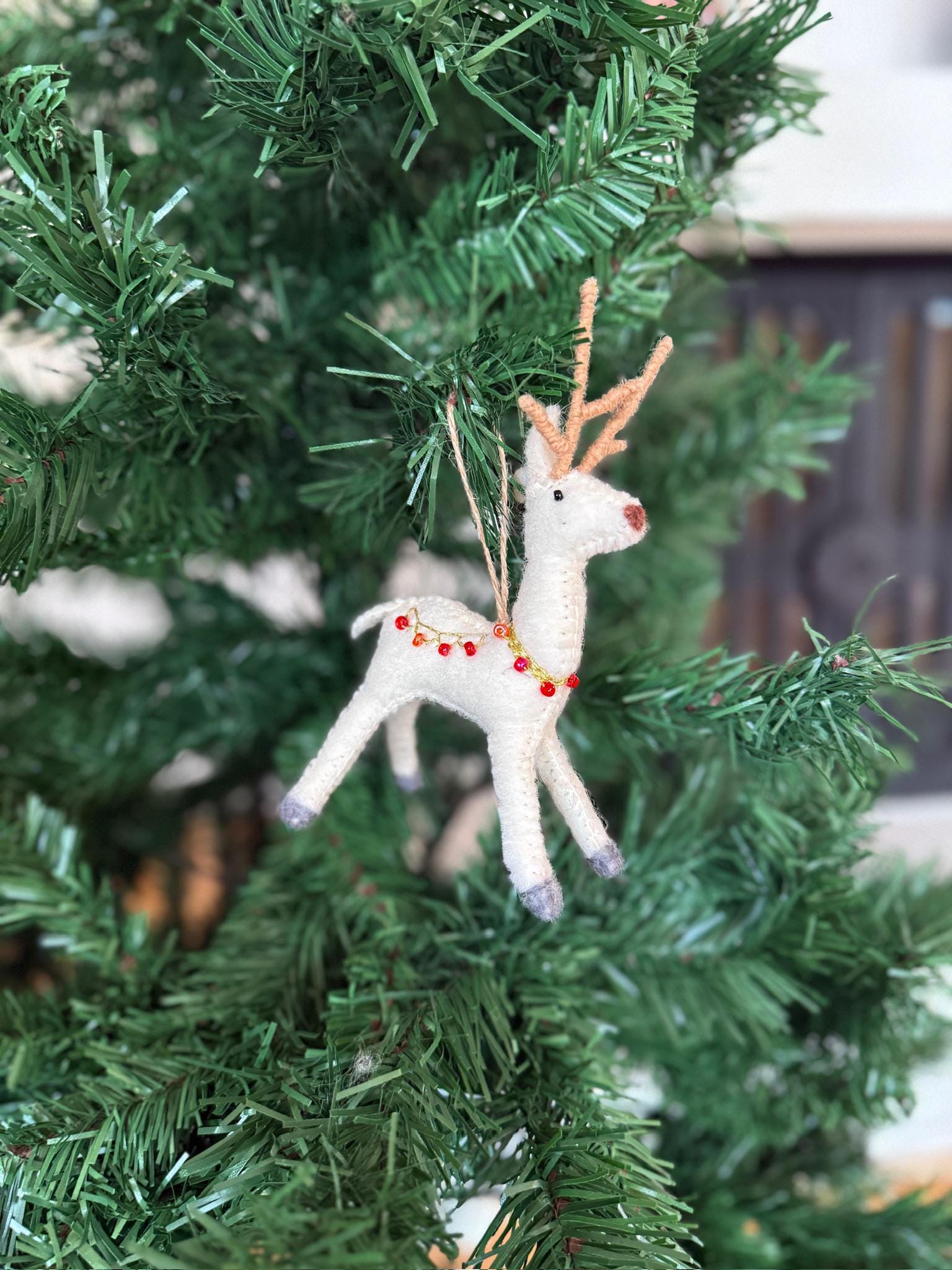 Edler Filz-Hirsch mit Perlen & Golddraht – handgefertigter Christbaumschmuck aus Nepal | Fair Trade | Nachhaltige Weihnachtsdeko mit Stil