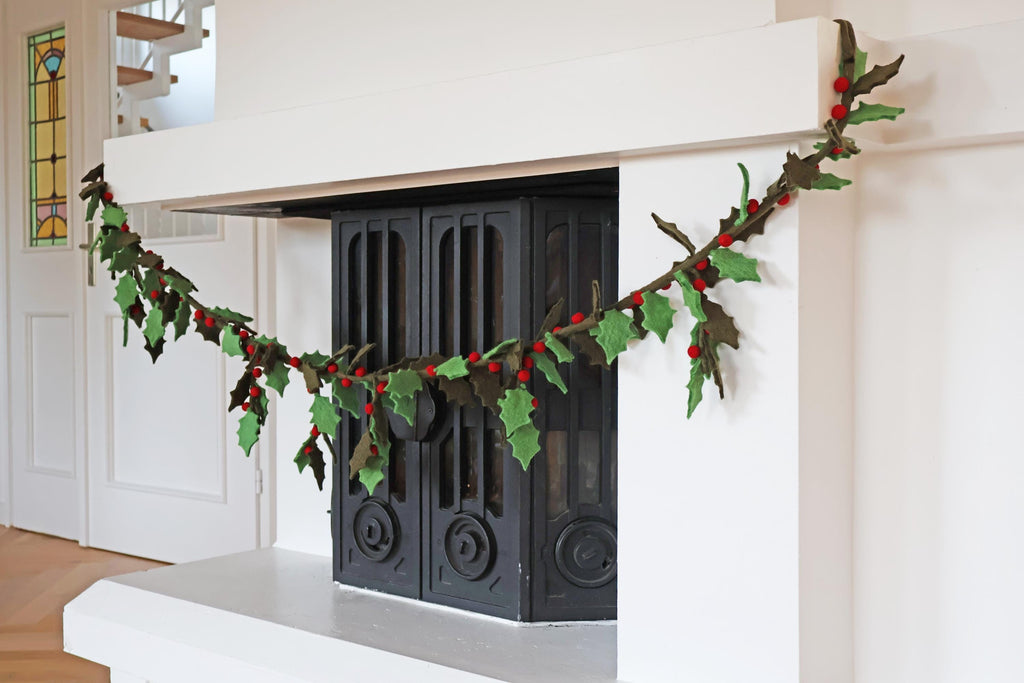 Filz-Girlande mit Stechpalmenblättern & roten Beeren – handgefertigte Weihnachtsdeko aus Nepal | Fair Trade | Nachhaltiger Christmasschmuck