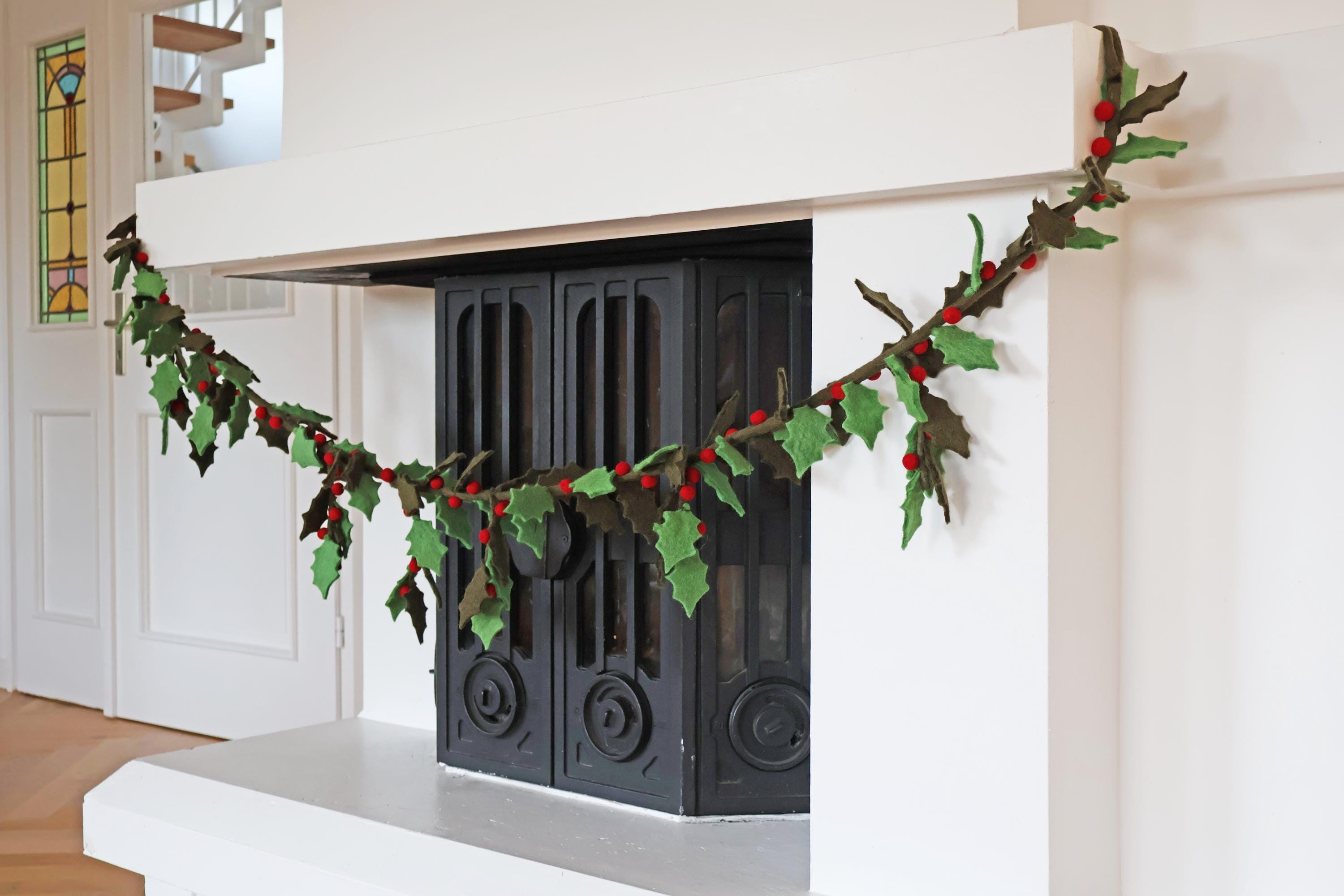 Filz-Girlande mit Stechpalmenblättern & roten Beeren – handgefertigte Weihnachtsdeko aus Nepal | Fair Trade | Nachhaltiger Christmasschmuck
