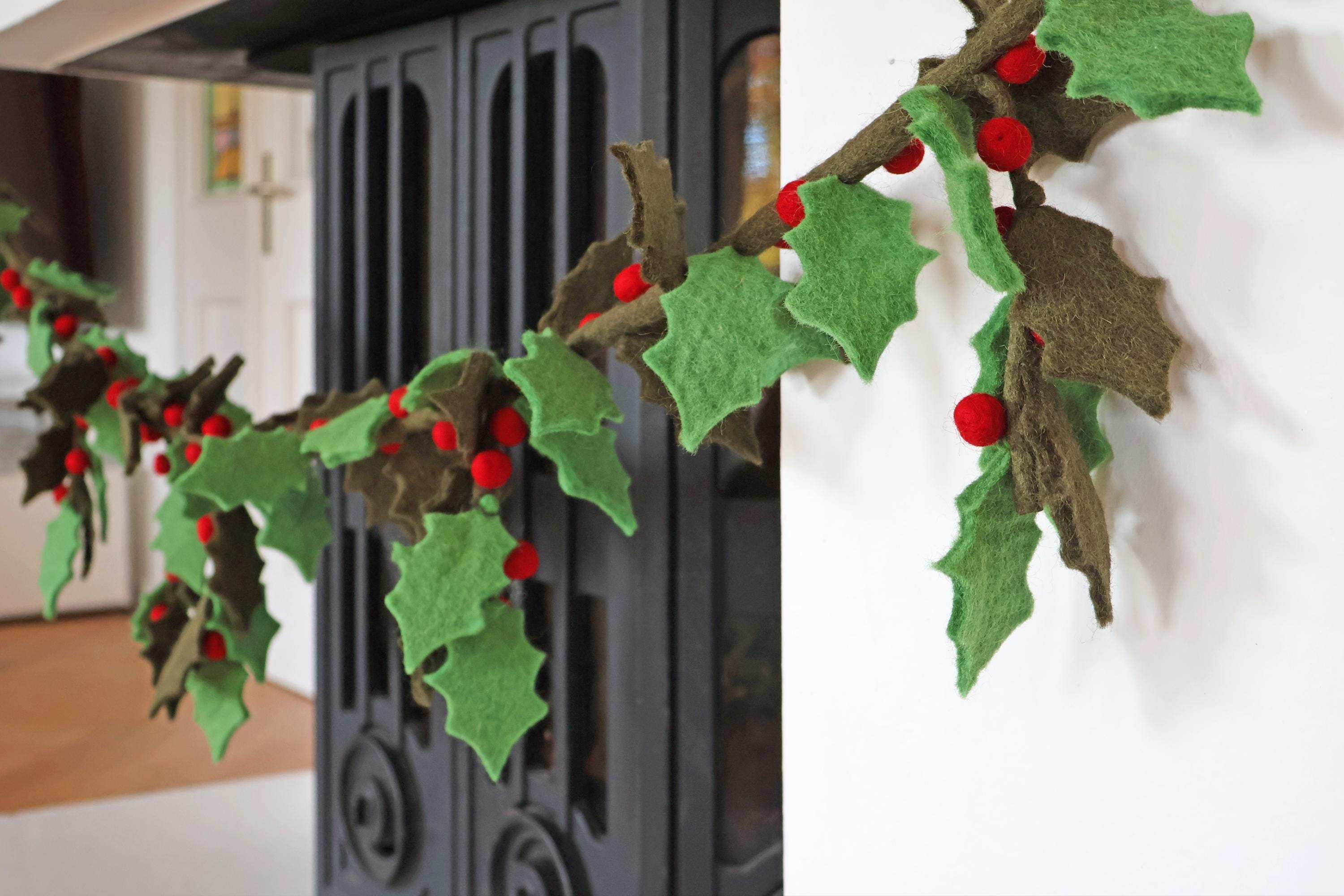 Filz-Girlande mit Stechpalmenblättern & roten Beeren – handgefertigte Weihnachtsdeko aus Nepal | Fair Trade | Nachhaltiger Christmasschmuck