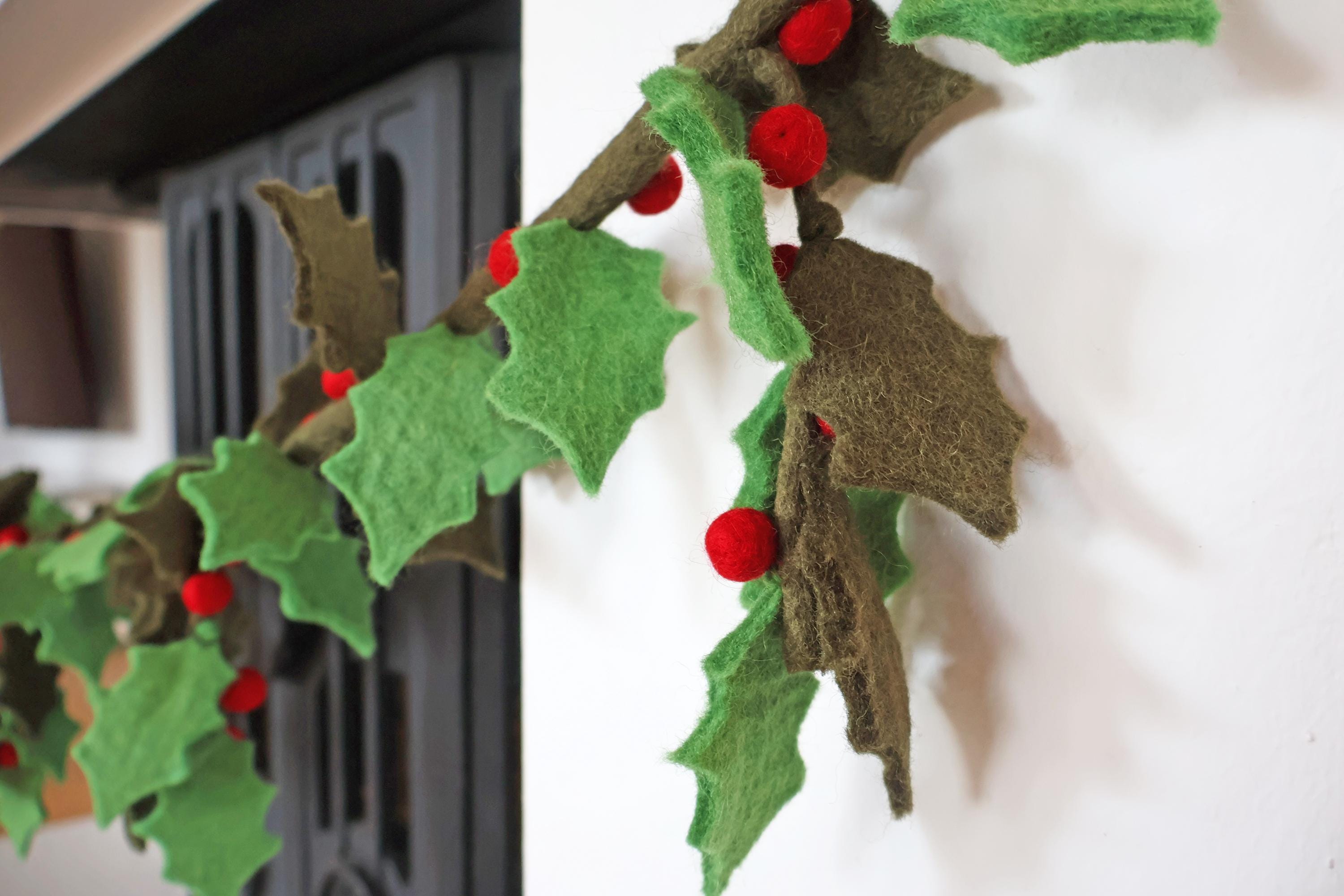 Filz-Girlande mit Stechpalmenblättern & roten Beeren – handgefertigte Weihnachtsdeko aus Nepal | Fair Trade | Nachhaltiger Christmasschmuck