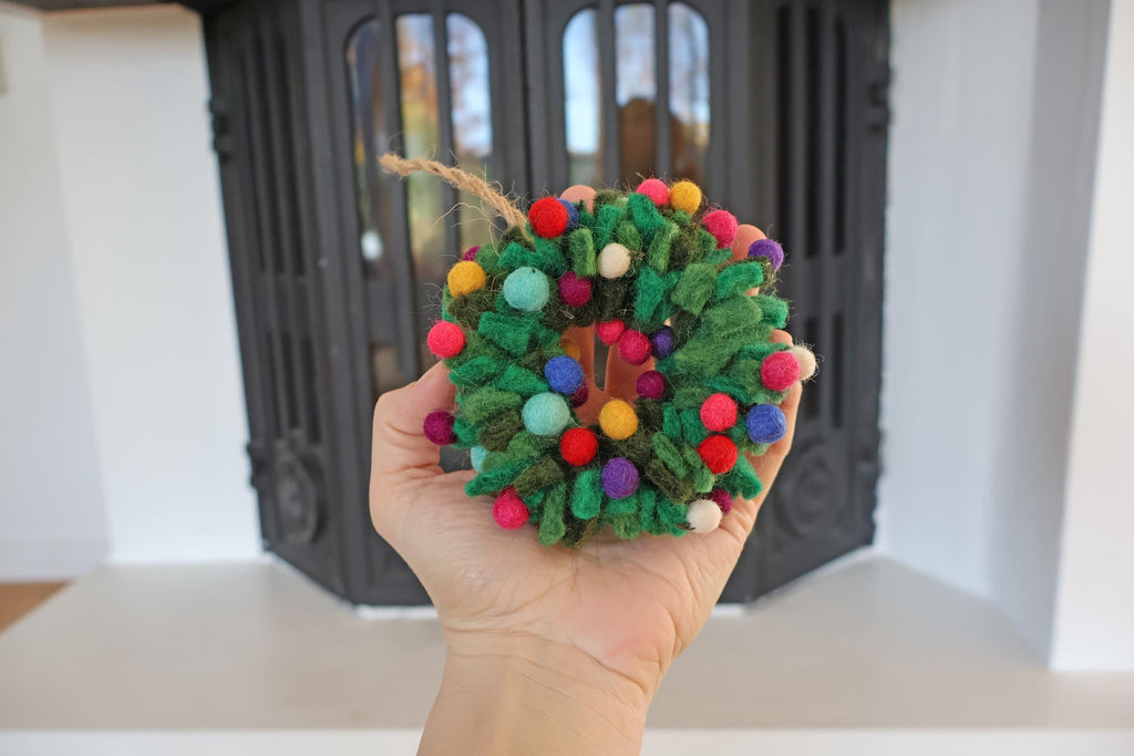 Kleiner bunter Weihnachtskranz aus Filz – handgefertigter Anhänger aus Nepal | Fair Trade | Nachhaltige Weihnachtsdeko mit Herz