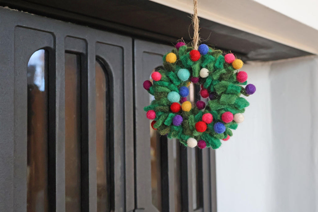 Kleiner bunter Weihnachtskranz aus Filz – handgefertigter Anhänger aus Nepal | Fair Trade | Nachhaltige Weihnachtsdeko mit Herz