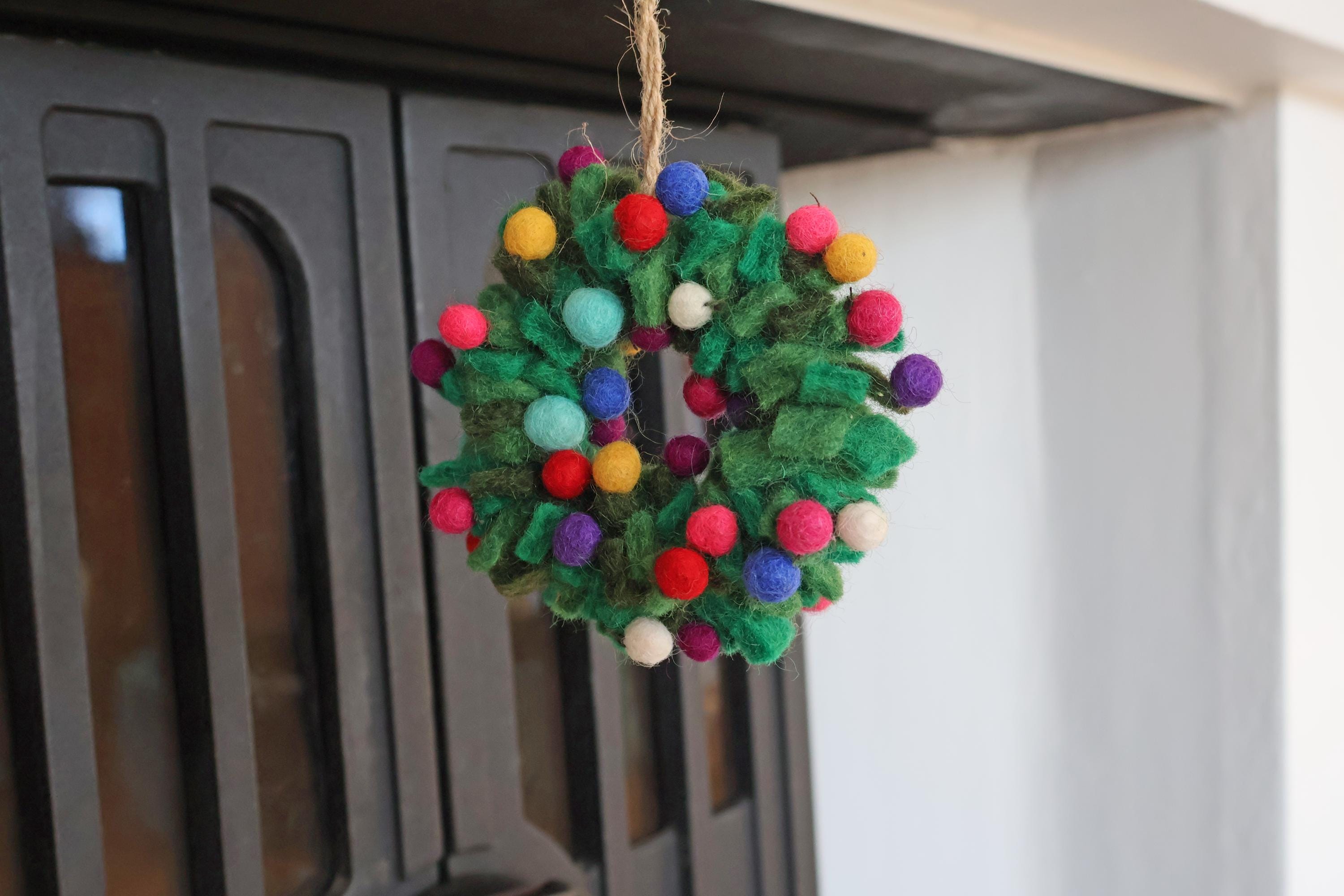 Kleiner bunter Weihnachtskranz aus Filz – handgefertigter Anhänger aus Nepal | Fair Trade | Nachhaltige Weihnachtsdeko mit Herz