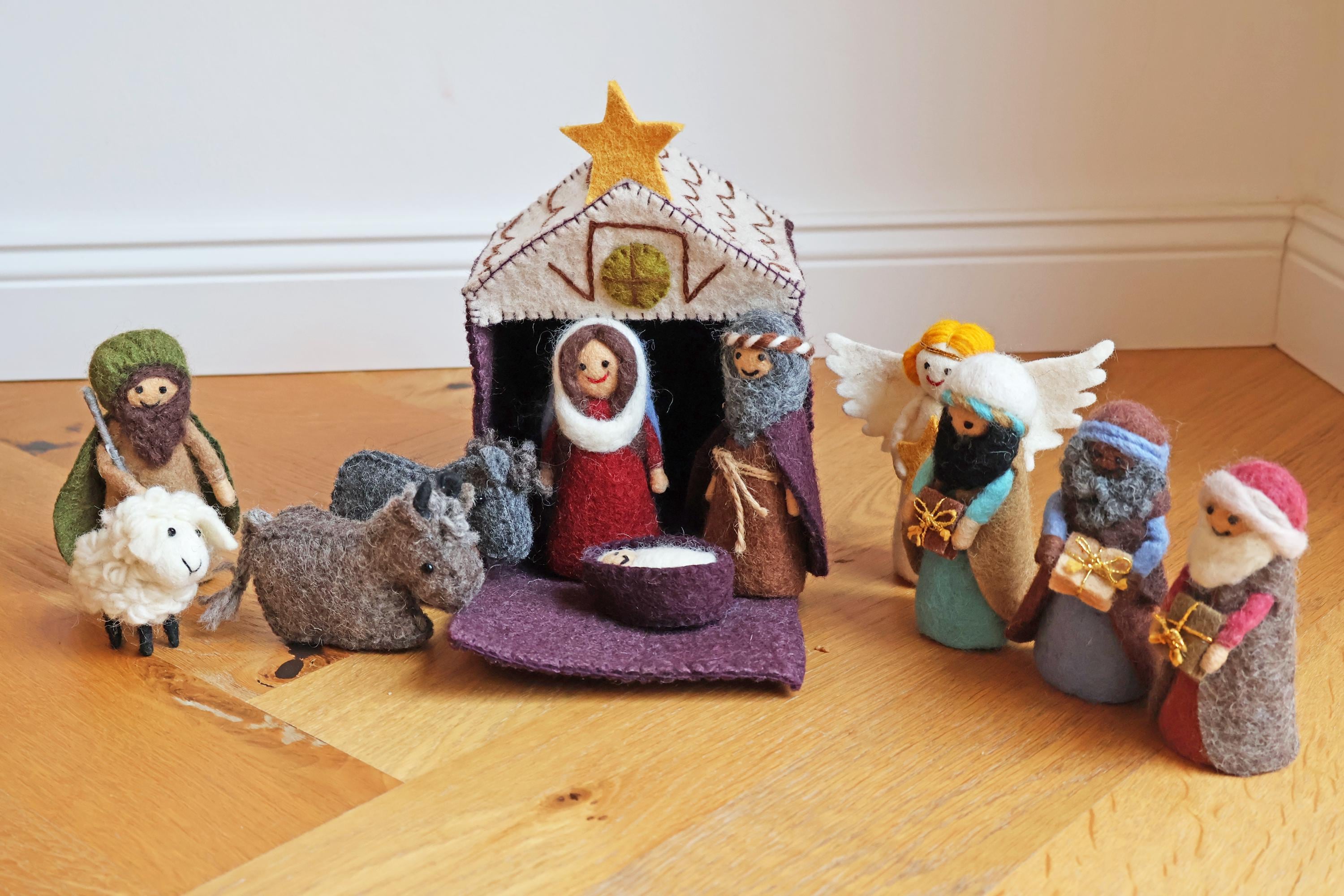 Weihnachtskrippe aus Filz I Weihnachtsdeko I handgemacht I Maria und Josef I Stall I Heilige 3 Könige I Jesuskind
