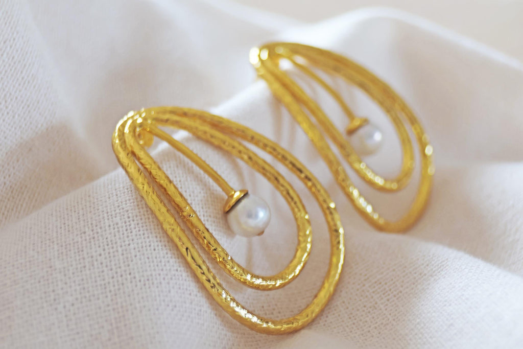 Vergoldete Ohrringe mit Süßwasserperle – 24k Gold (999) I Handgemacht in Nepal I Ethischer Schmuck I Elegante Tropfen Ohrringe I zeitlos