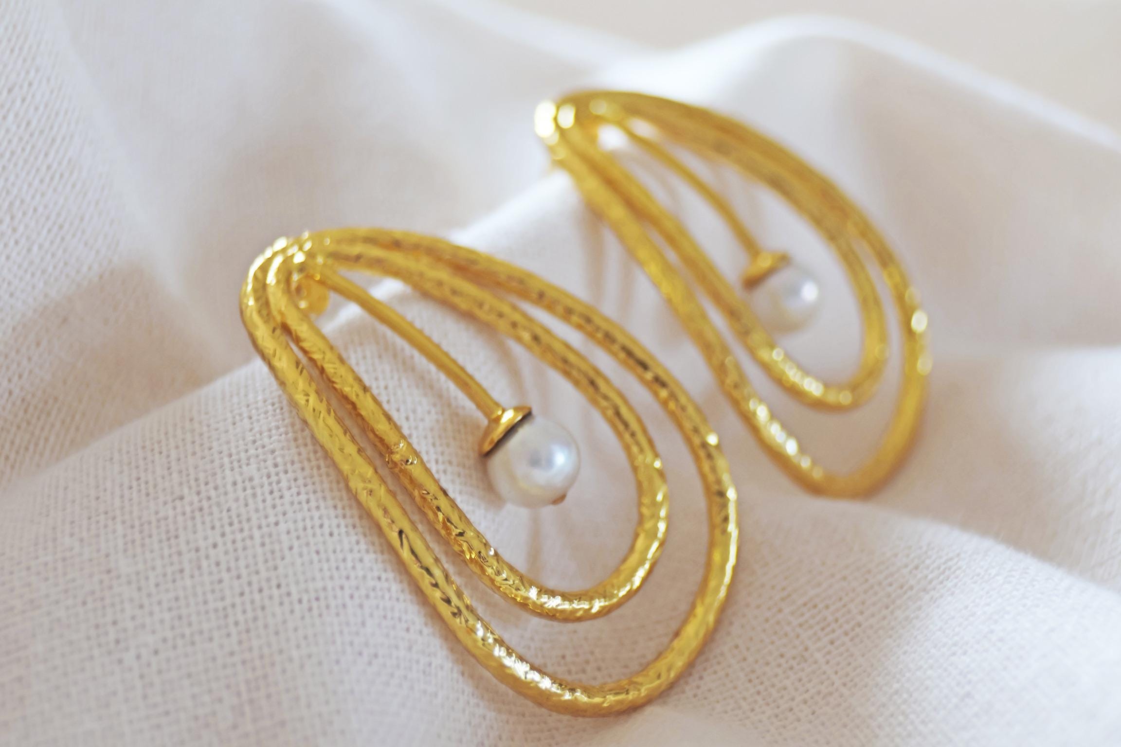 Vergoldete Ohrringe mit Süßwasserperle – 24k Gold (999) I Handgemacht in Nepal I Ethischer Schmuck I Elegante Tropfen Ohrringe I zeitlos