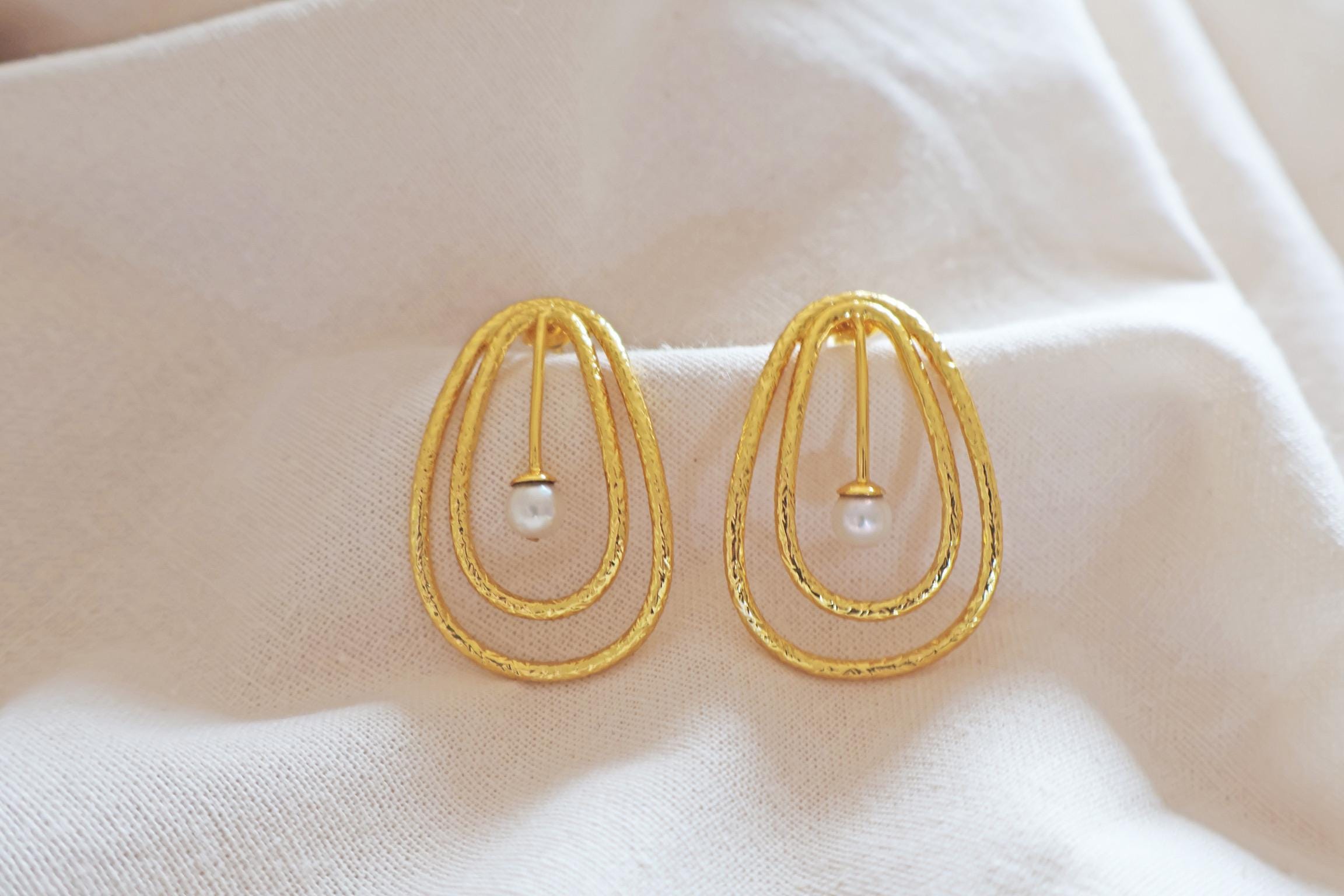 Vergoldete Ohrringe mit Süßwasserperle – 24k Gold (999) I Handgemacht in Nepal I Ethischer Schmuck I Elegante Tropfen Ohrringe I zeitlos