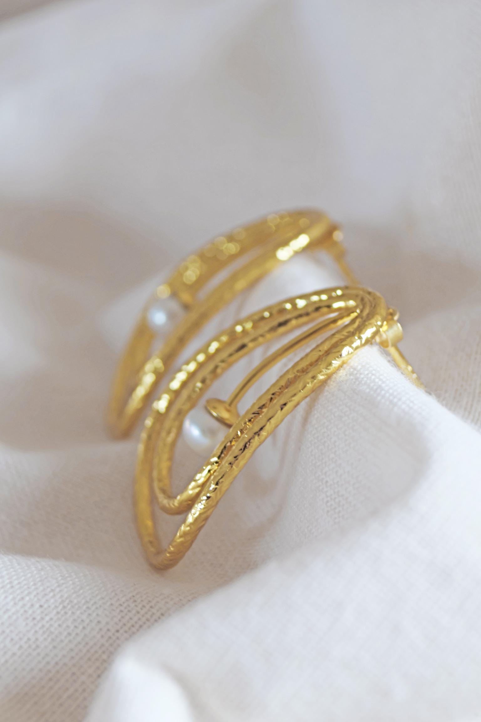Vergoldete Ohrringe mit Süßwasserperle – 24k Gold (999) I Handgemacht in Nepal I Ethischer Schmuck I Elegante Tropfen Ohrringe I zeitlos