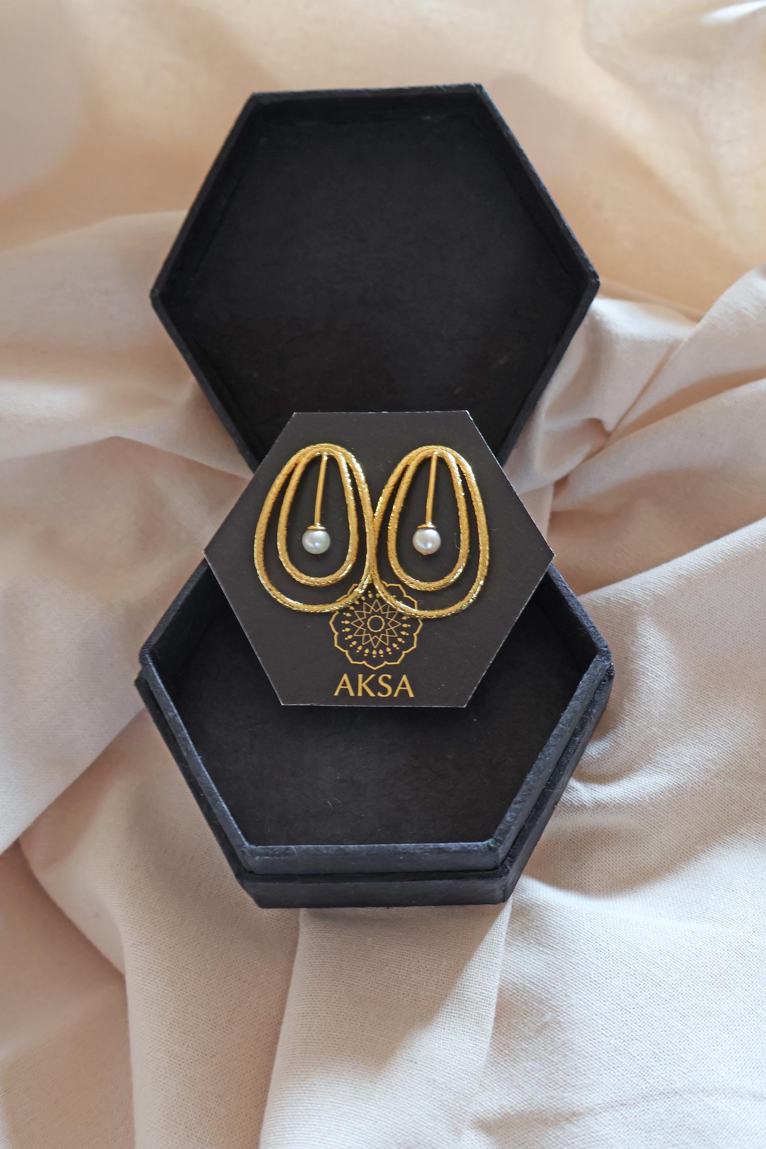 Vergoldete Ohrringe mit Süßwasserperle – 24k Gold (999) I Handgemacht in Nepal I Ethischer Schmuck I Elegante Tropfen Ohrringe I zeitlos