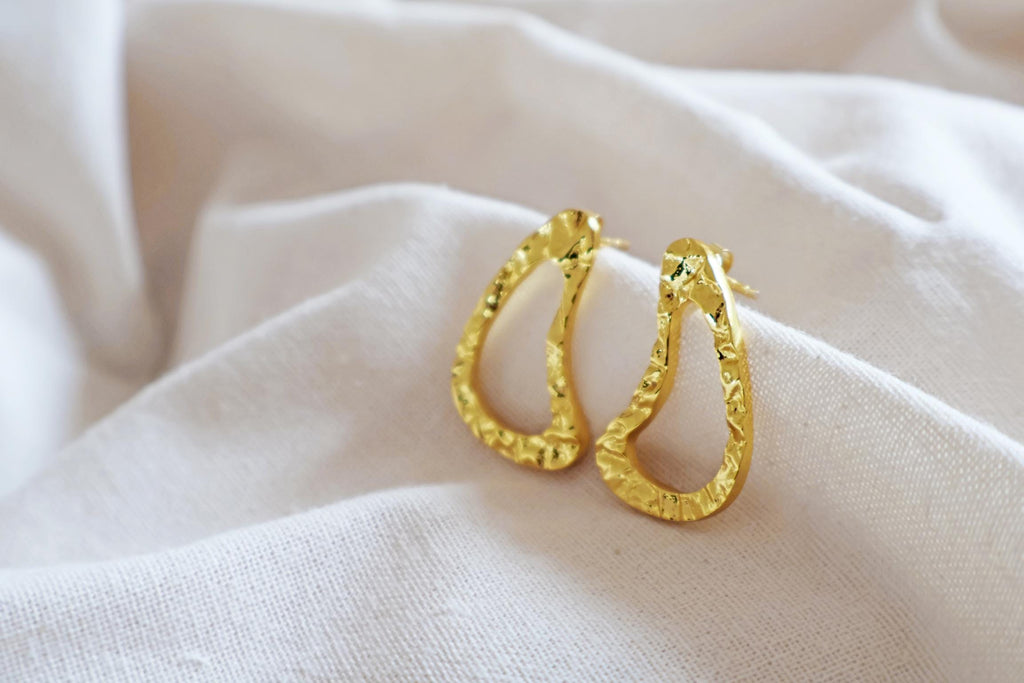 24k vergoldete Messing Ohrringe I Handgemacht in Nepal I Ethischer Schmuck I Elegante Tropfen Ohrringe I zeitlos I Gold Struktur Ohrringe
