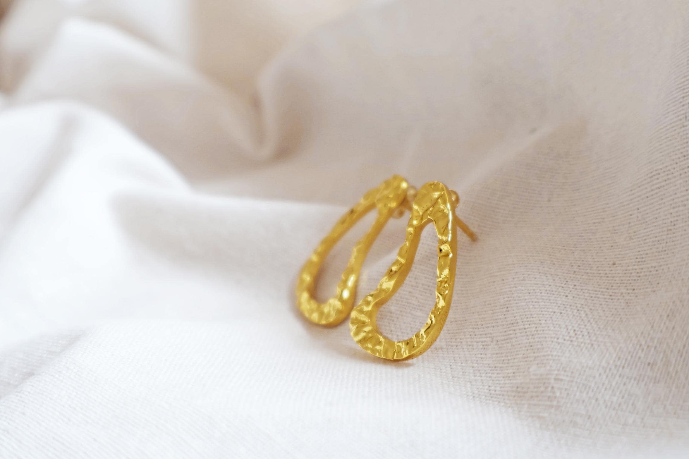 24k vergoldete Messing Ohrringe I Handgemacht in Nepal I Ethischer Schmuck I Elegante Tropfen Ohrringe I zeitlos I Gold Struktur Ohrringe