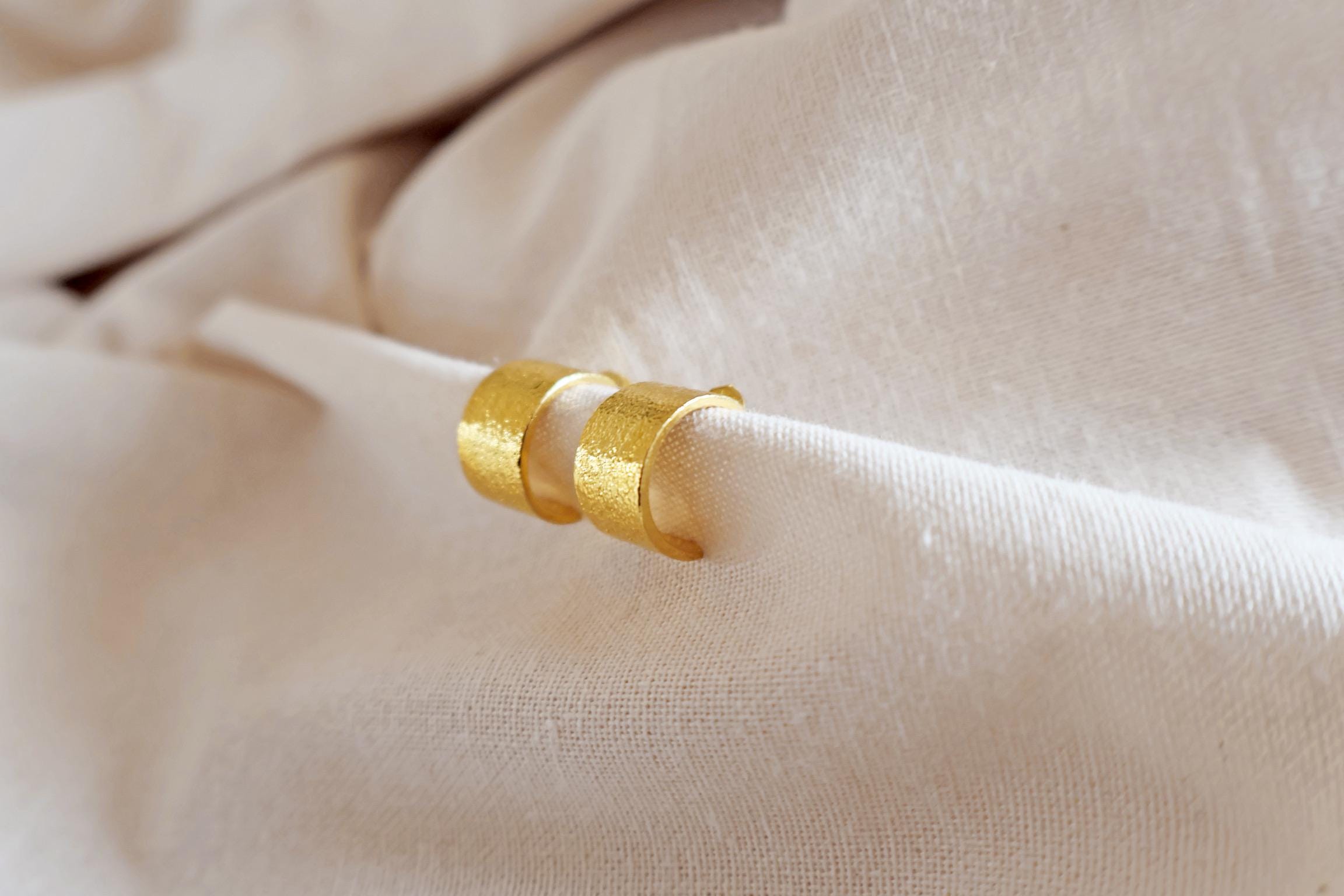 24k vergoldete Kreolen Ohrringe I Handgemacht in Nepal I Ethischer Schmuck I Elegante Ohrringe I zeitlos I Gold Struktur Ohrringe