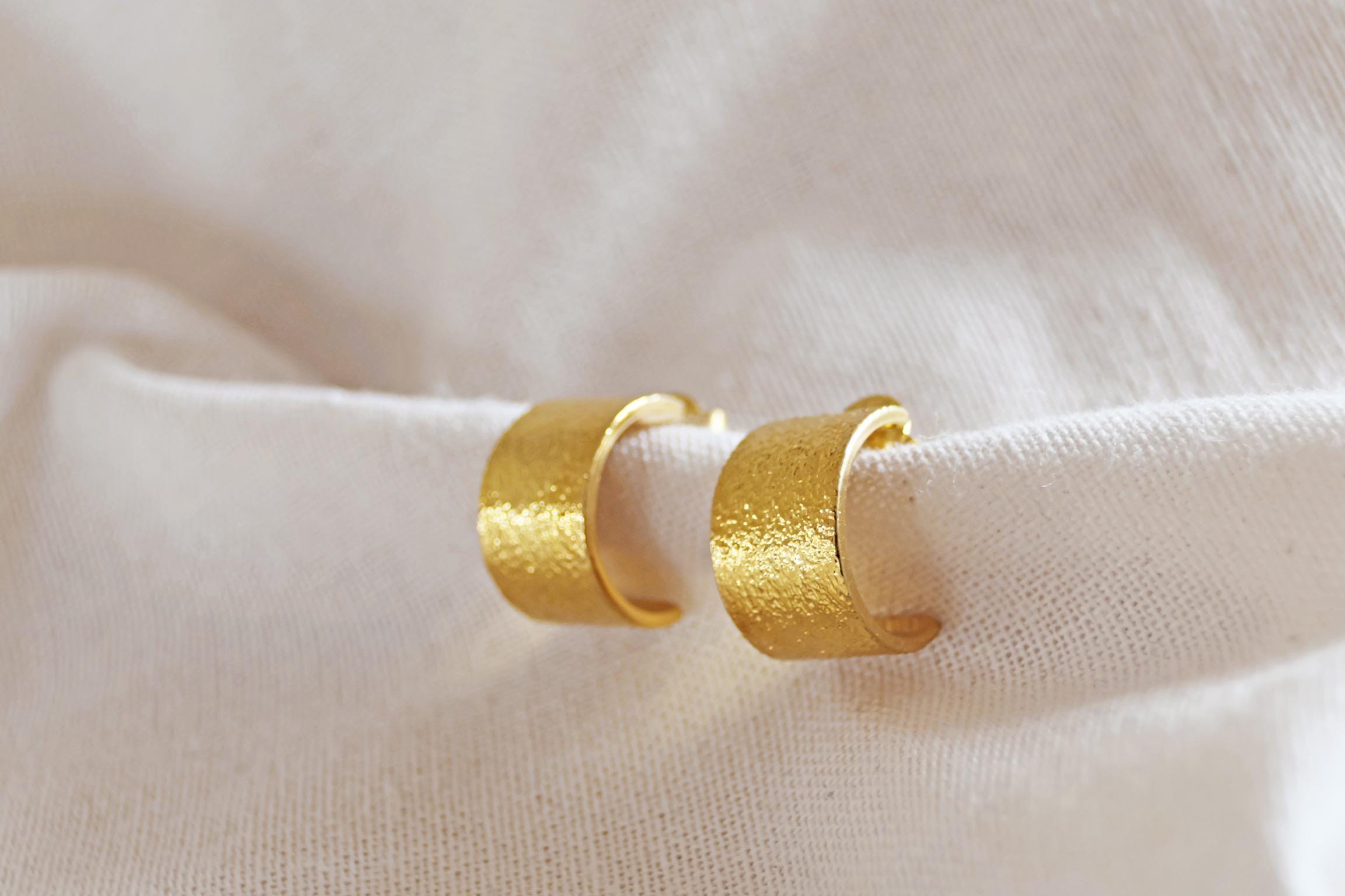 24k vergoldete Kreolen Ohrringe I Handgemacht in Nepal I Ethischer Schmuck I Elegante Ohrringe I zeitlos I Gold Struktur Ohrringe