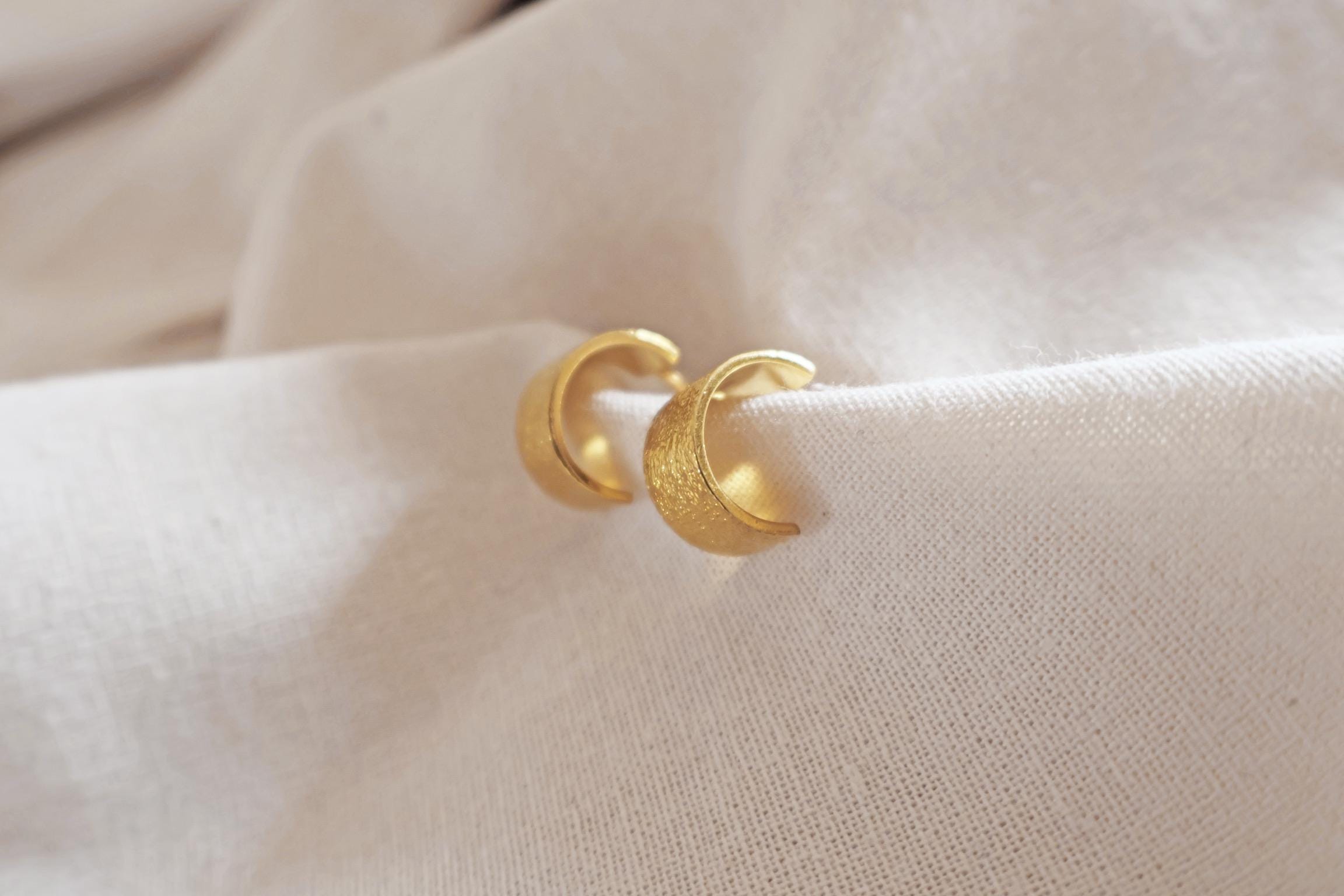 24k vergoldete Kreolen Ohrringe I Handgemacht in Nepal I Ethischer Schmuck I Elegante Ohrringe I zeitlos I Gold Struktur Ohrringe
