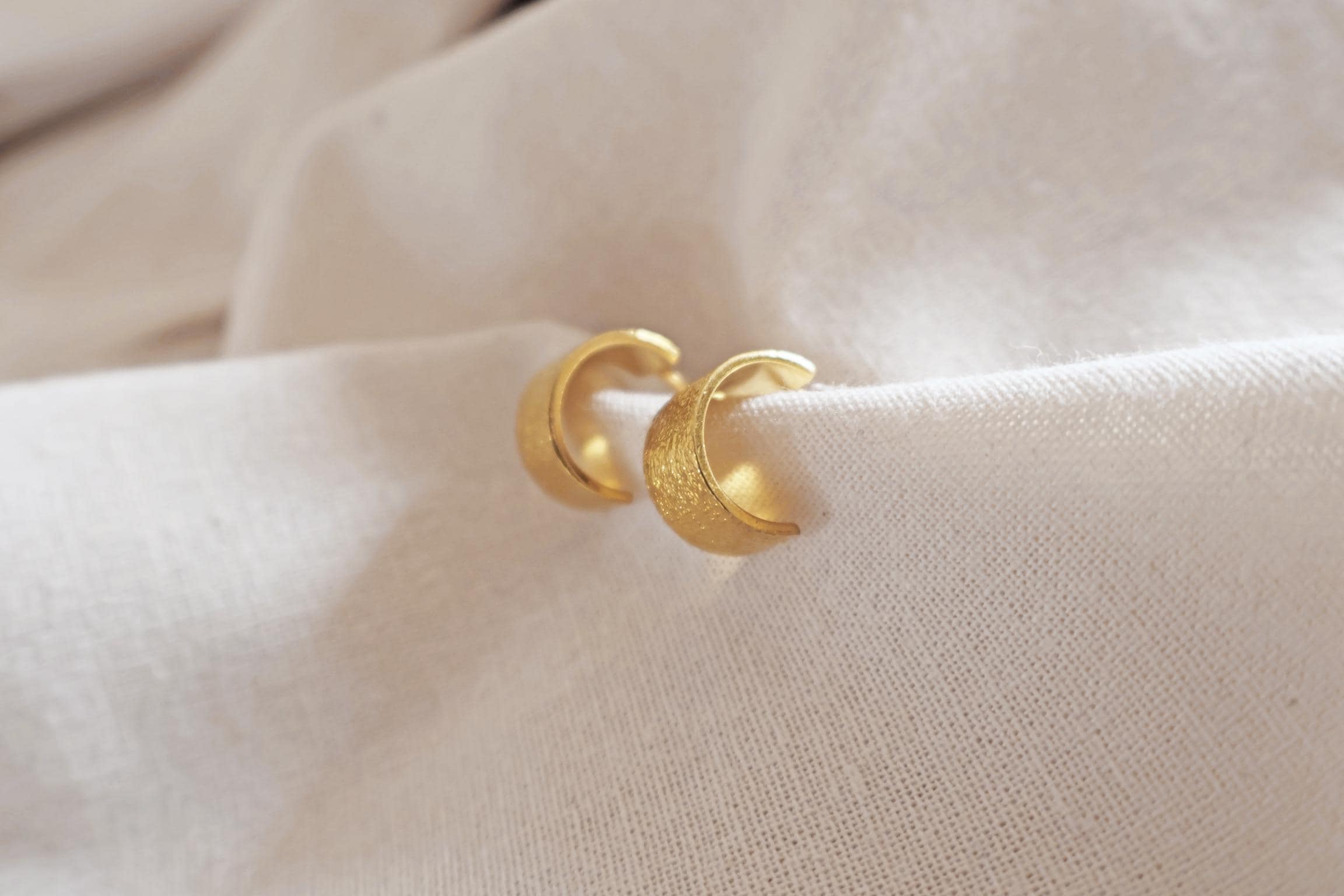 24k vergoldete Kreolen Ohrringe I Handgemacht in Nepal I Ethischer Schmuck I Elegante Ohrringe I zeitlos I Gold Struktur Ohrringe